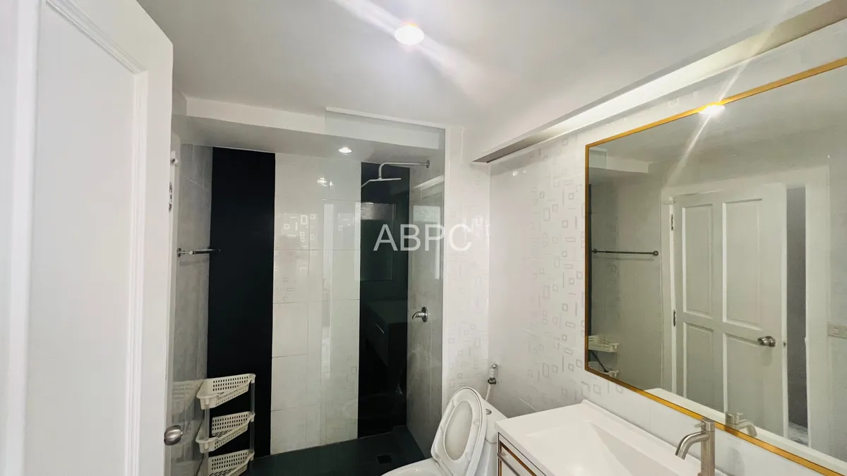 Precious Beachfront with Seaview Townhouse for RENT in Jomtien photo 4