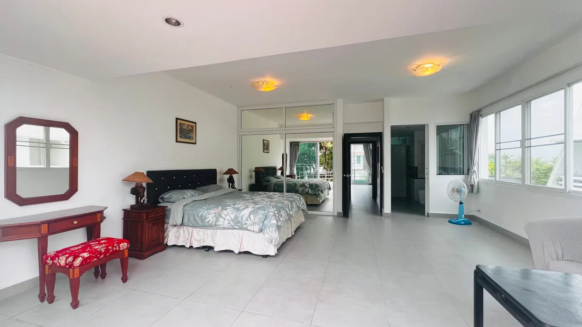 Precious Beachfront with Seaview Townhouse for RENT in Jomtien photo 39
