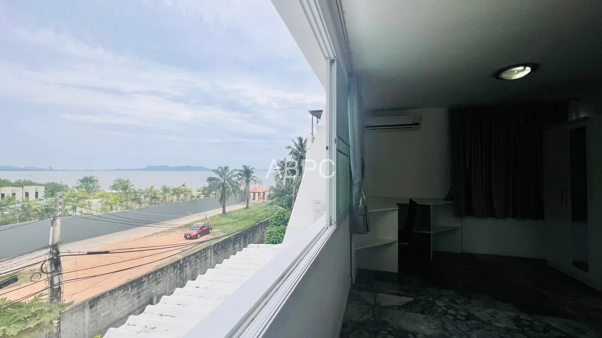 Precious Beachfront with Seaview Townhouse for RENT in Jomtien photo 5