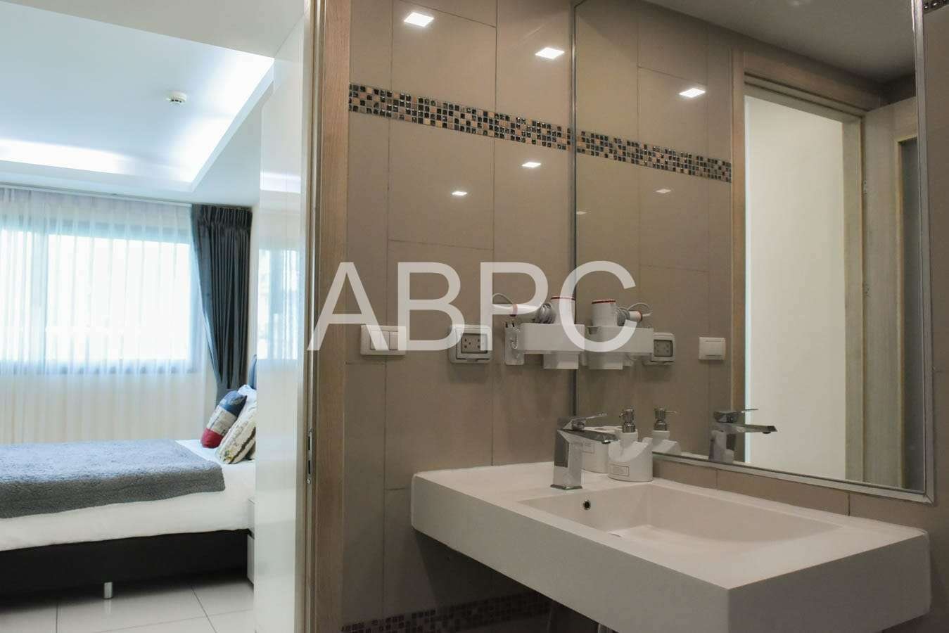 One Bedroom Condo For Sale in Prahtamnak photo 4