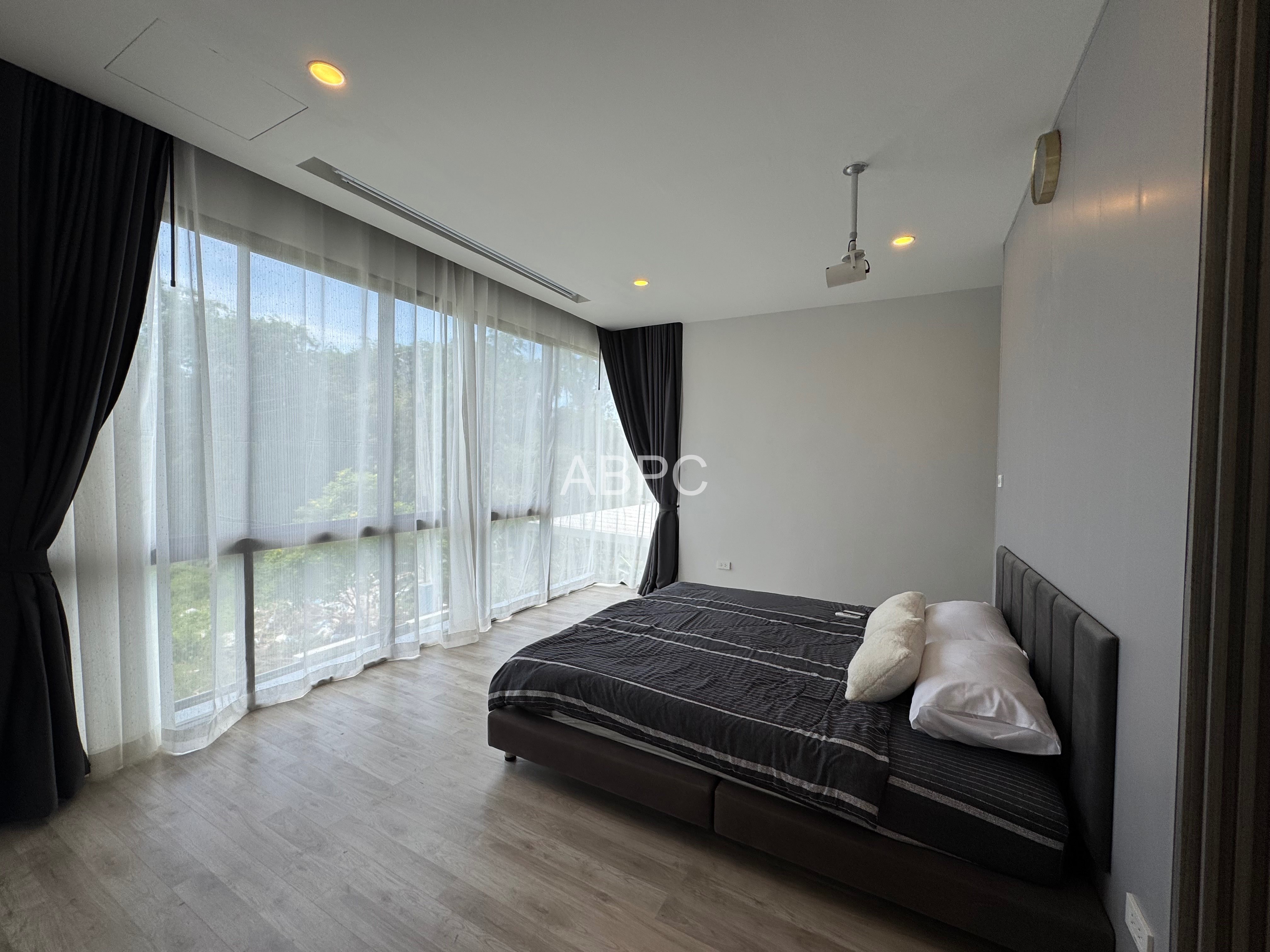3‑Storey Pool Villa 4 Bedrooms 4 Bathrooms in Huay Yai photo 5