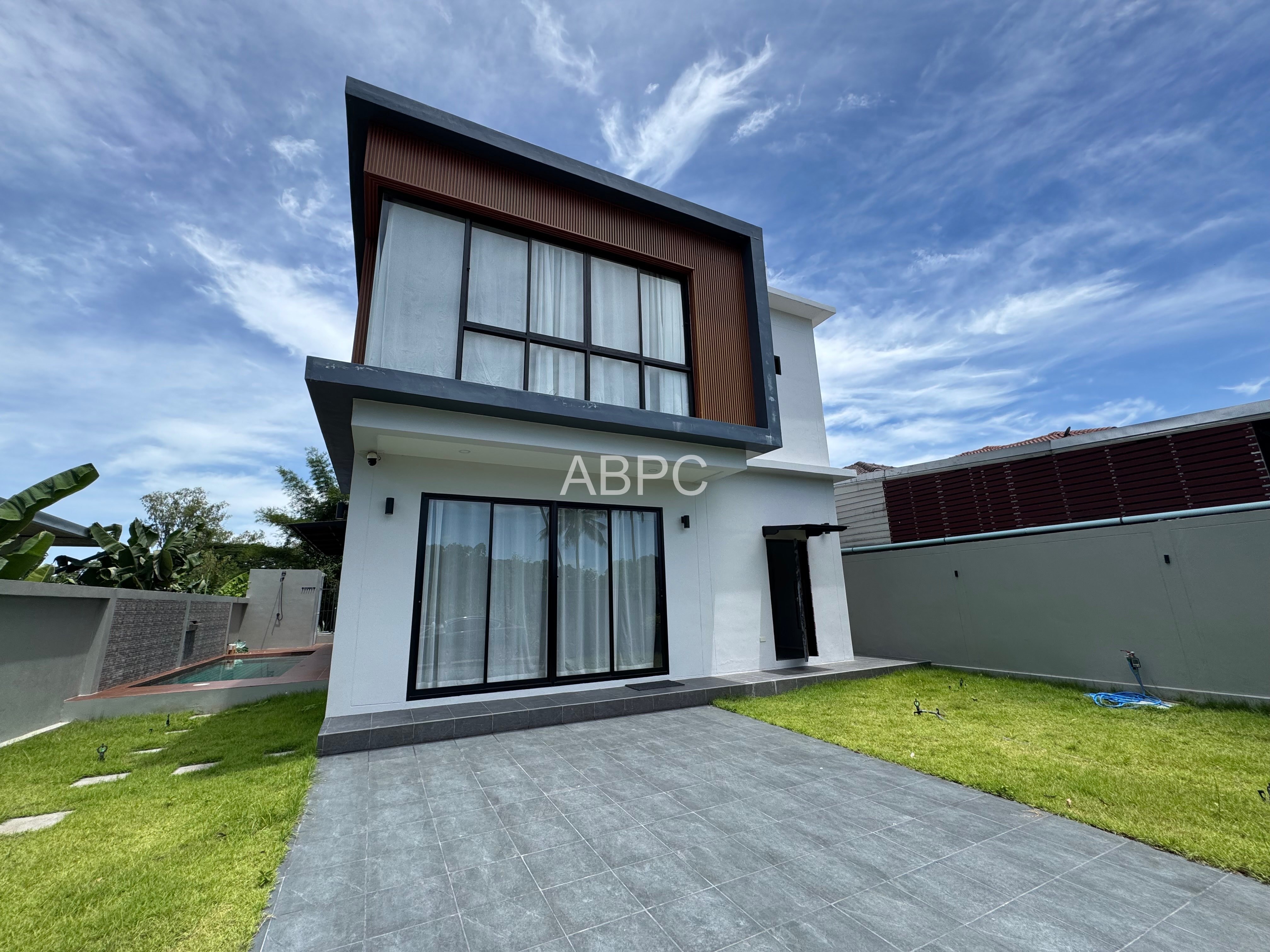 3‑Storey Pool Villa 4 Bedrooms 4 Bathrooms in Huay Yai