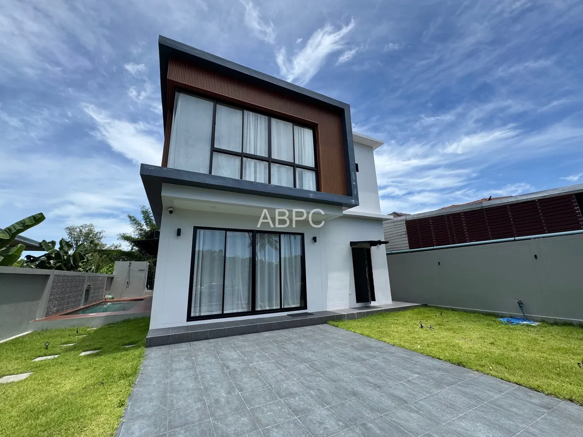 3‑Storey Pool Villa 4 Bedrooms 4 Bathrooms in Huay Yai
