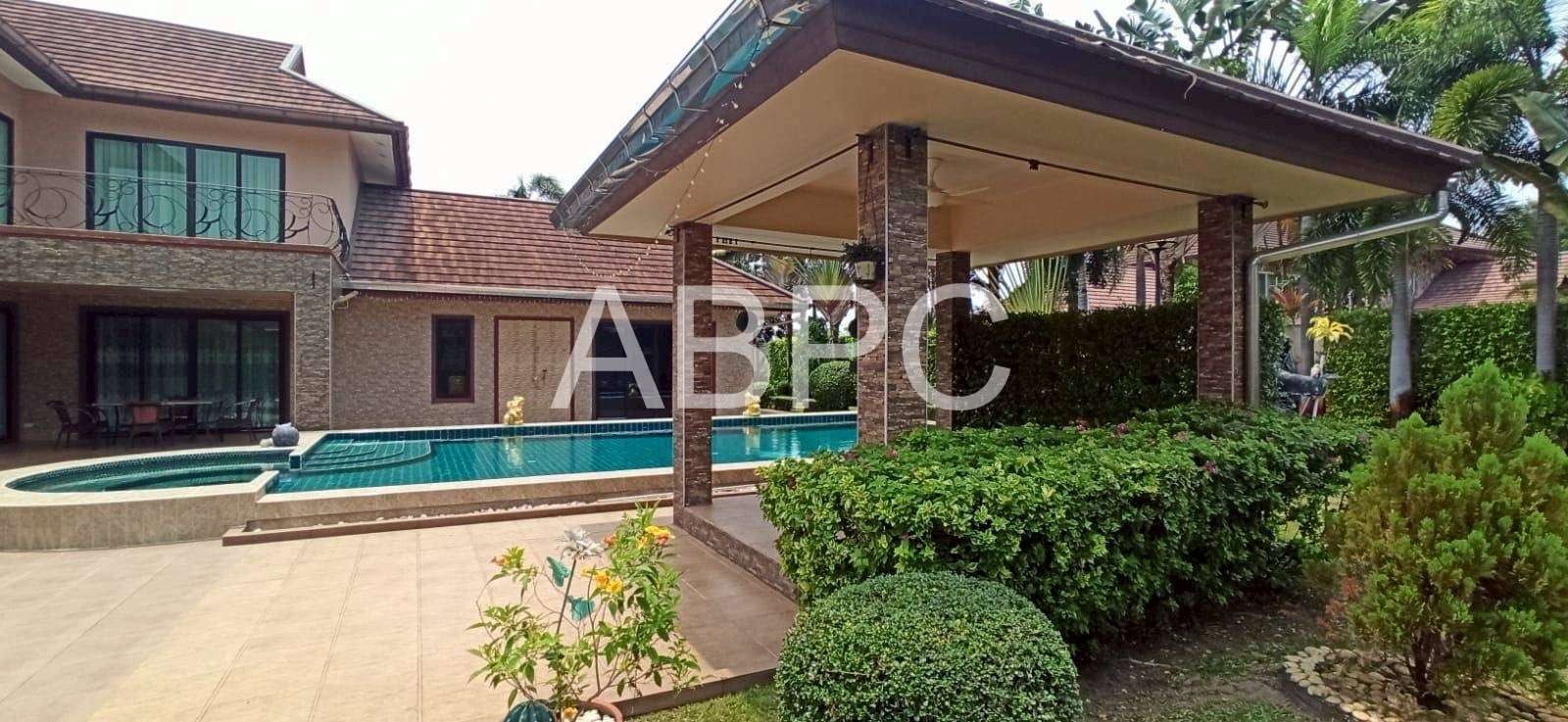 5 Bedrooms 4 Bedrooms in Jomtien