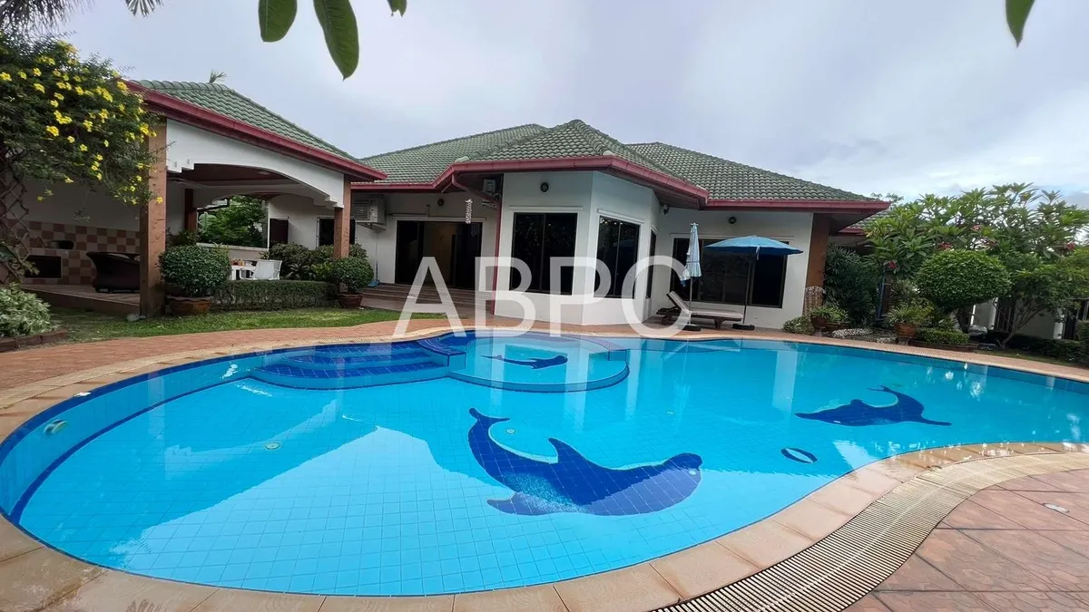 4 Bedrooms 4 Bathrooms in East Pattaya