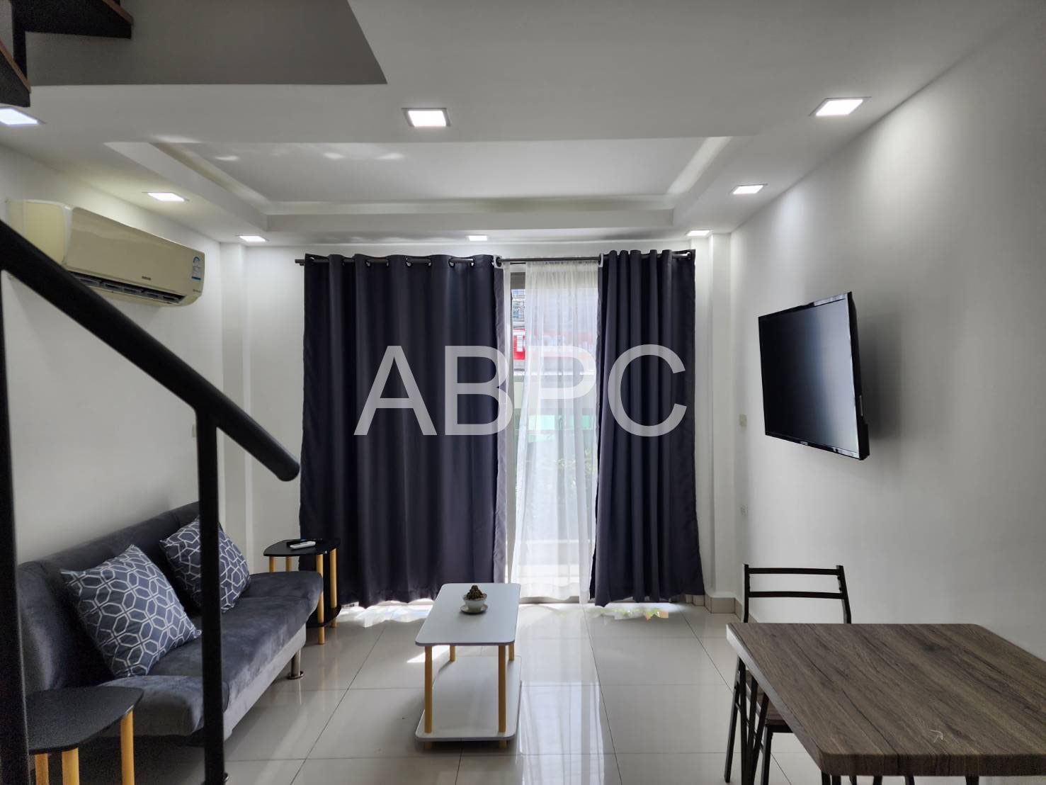 Large Duplex 1 Bed - 1 Bath Condo In Jomtien
