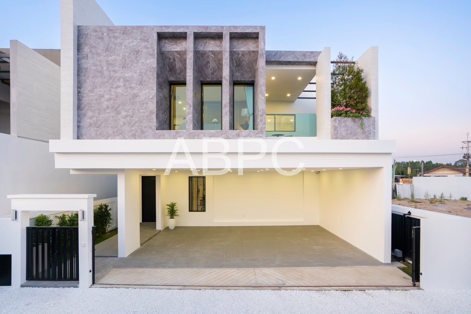 New In: 4 Bedroom 4 Bathroom Pool Villa in Huay Yai