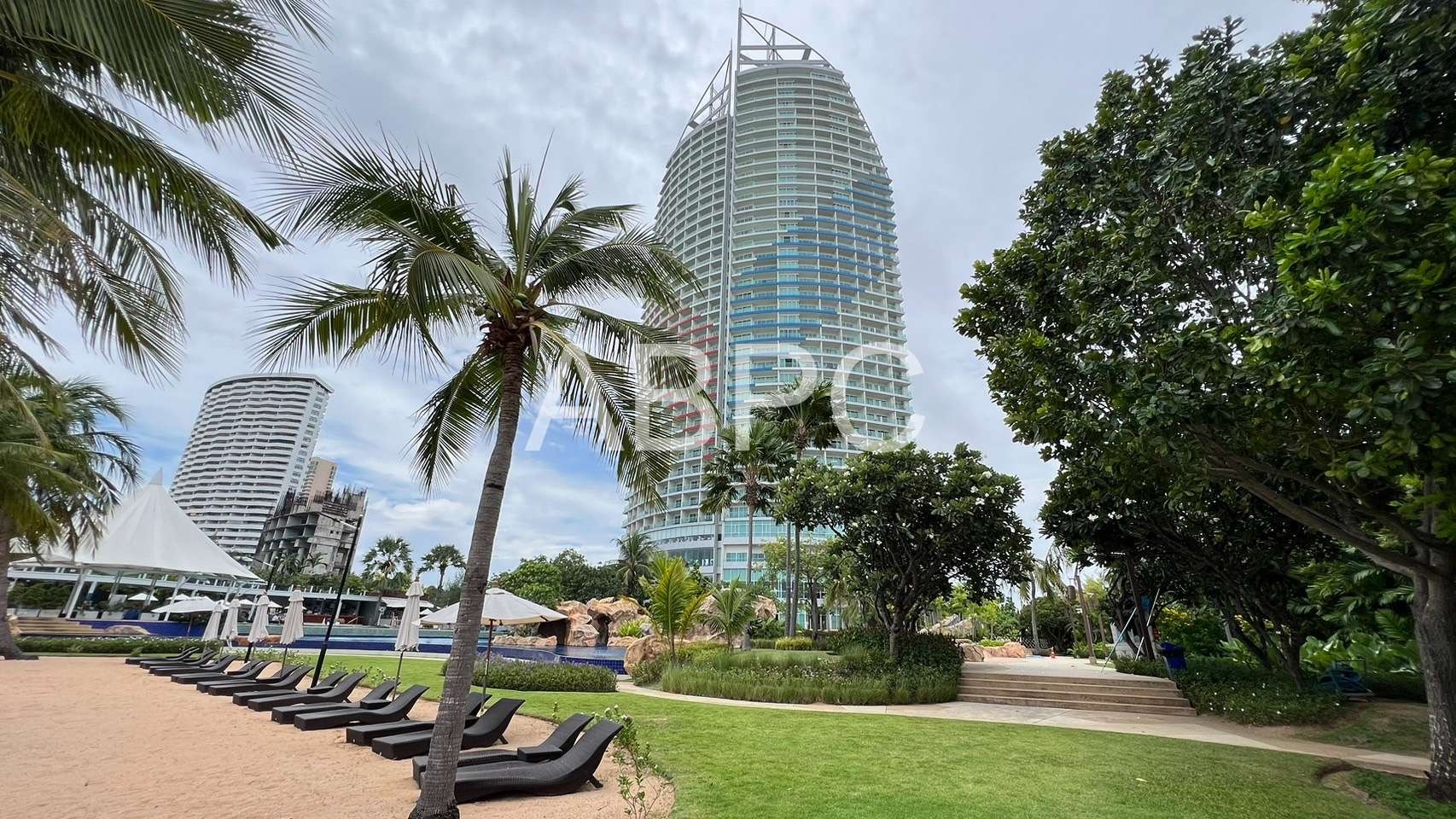 Penthouse 4 Bedrooms 4 Bathrooms in Na Jomtien