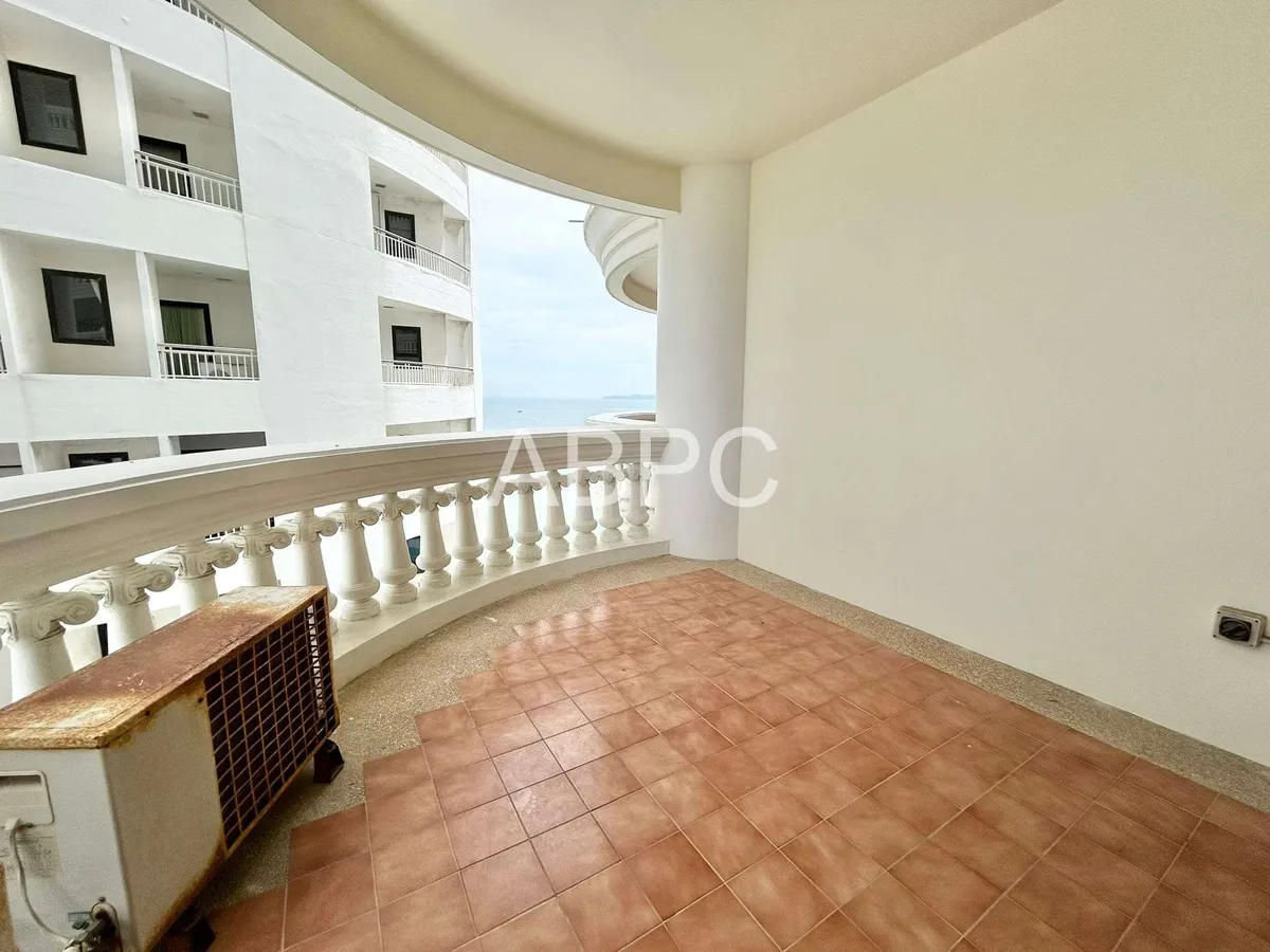 Beachfront condo For sale in Wongamat photo 3