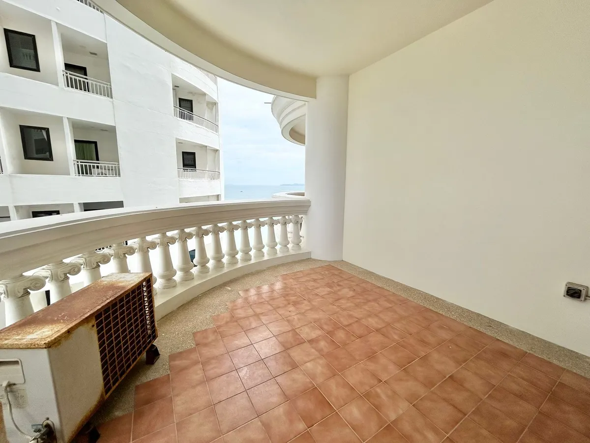 Beachfront condo For sale in Wongamat photo 23