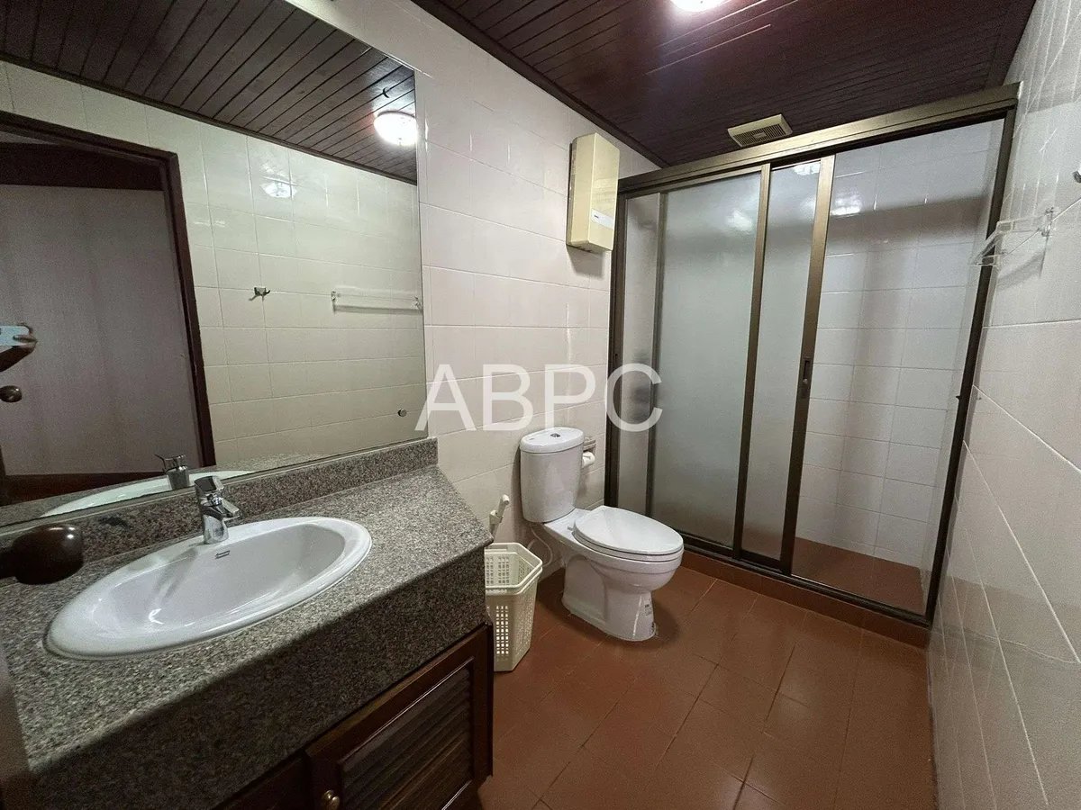 Beachfront condo For sale in Wongamat photo 9
