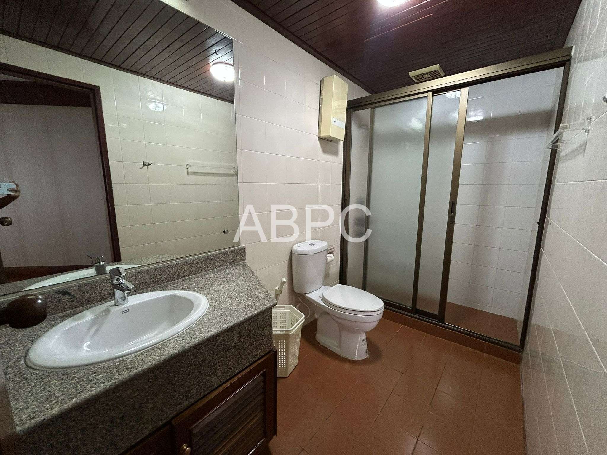 Beachfront condo For sale in Wongamat photo 9