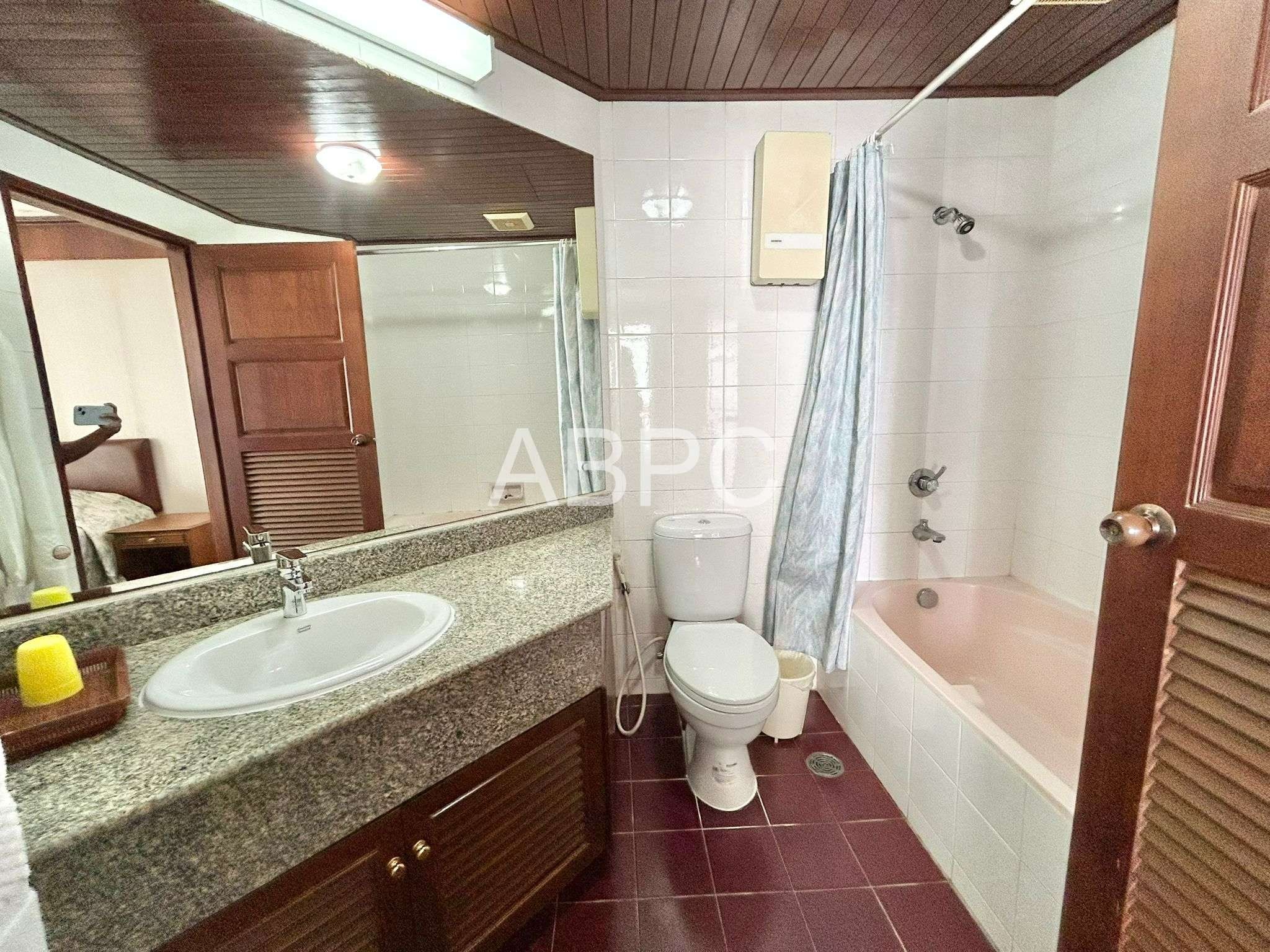 Beachfront condo For sale in Wongamat photo 6