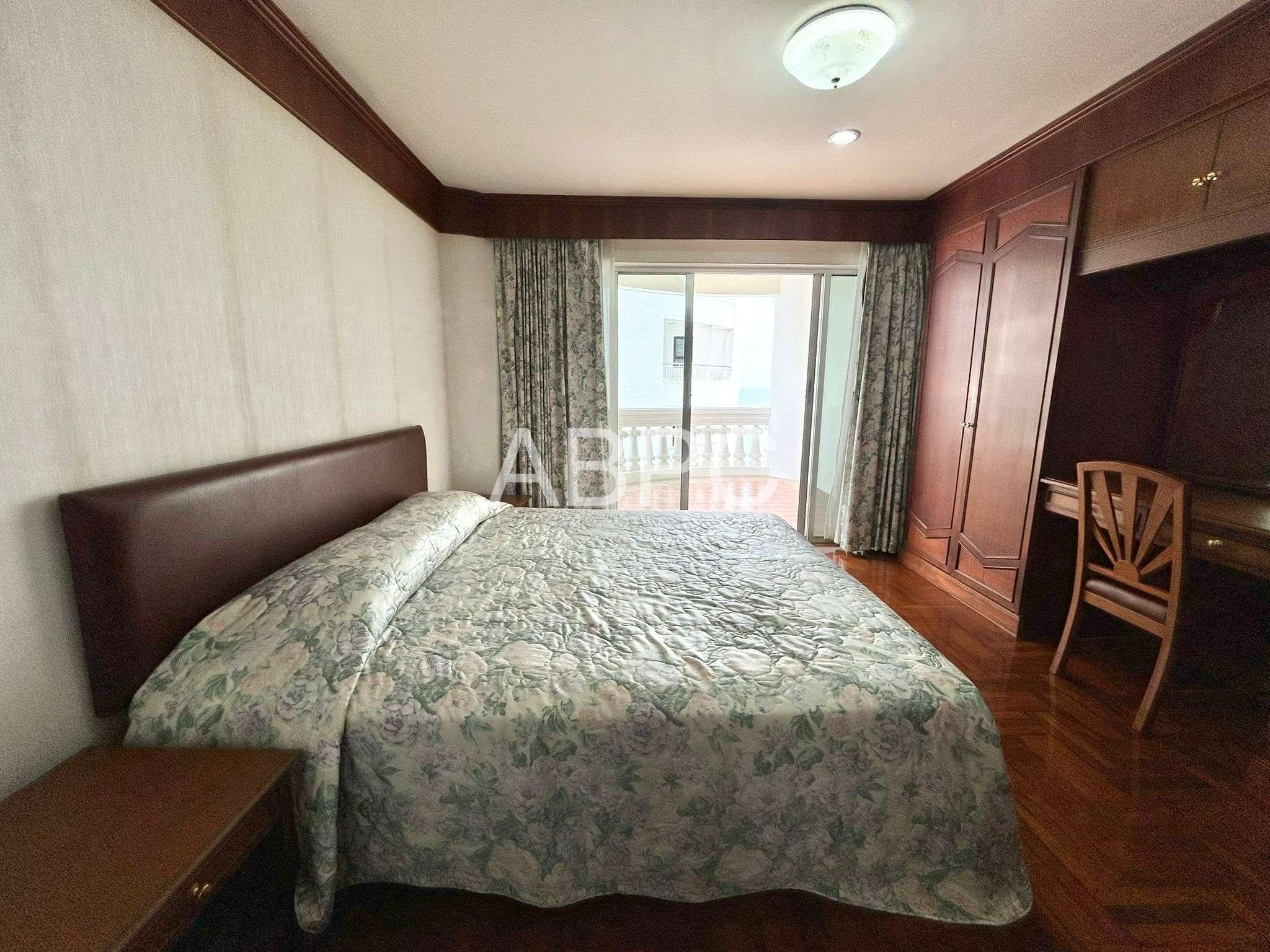 Beachfront condo For sale in Wongamat photo 4