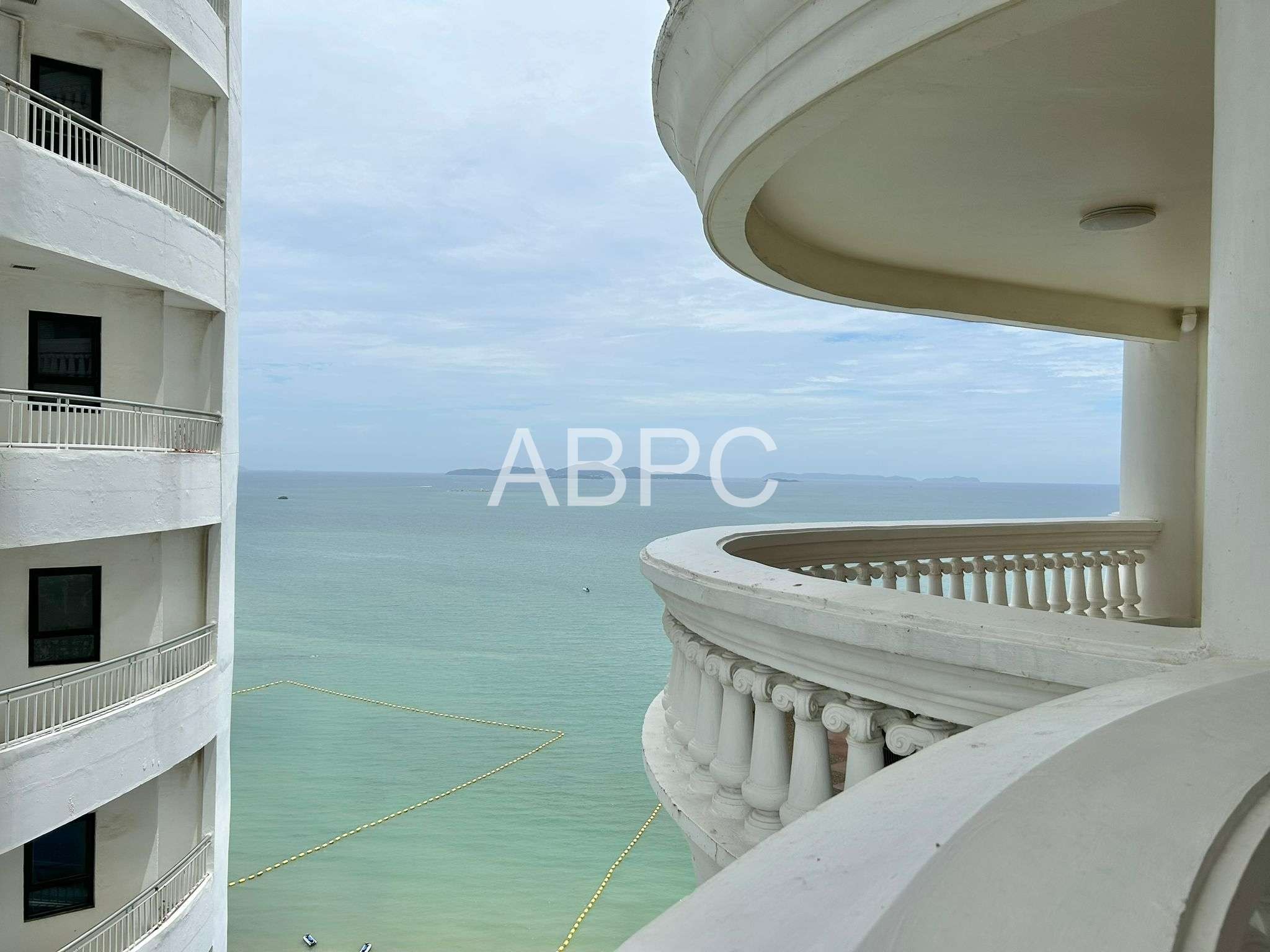 Beachfront condo For sale in Wongamat photo 2
