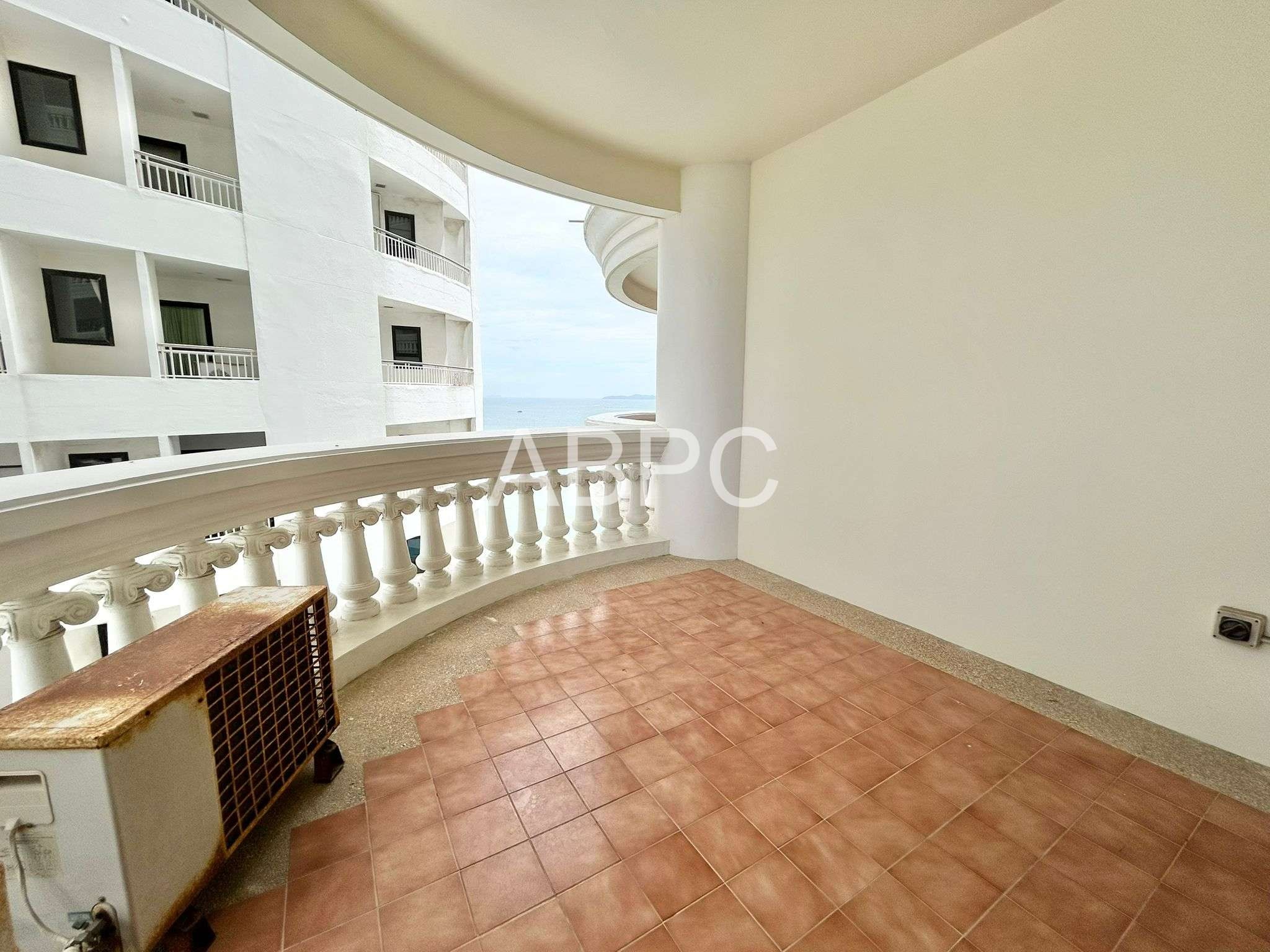 Beachfront condo For sale in Wongamat photo 3