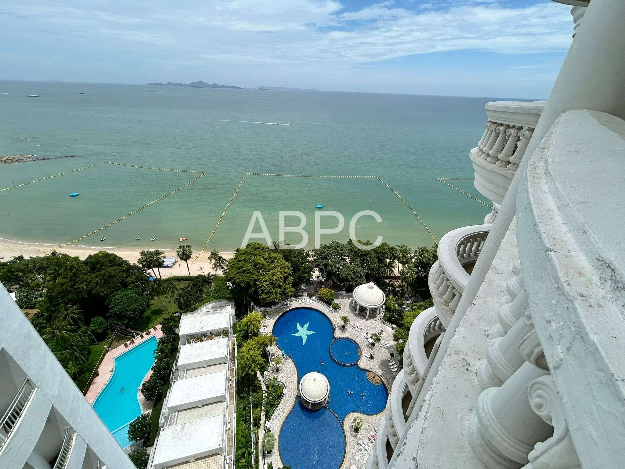 Beachfront condo For sale in Wongamat
