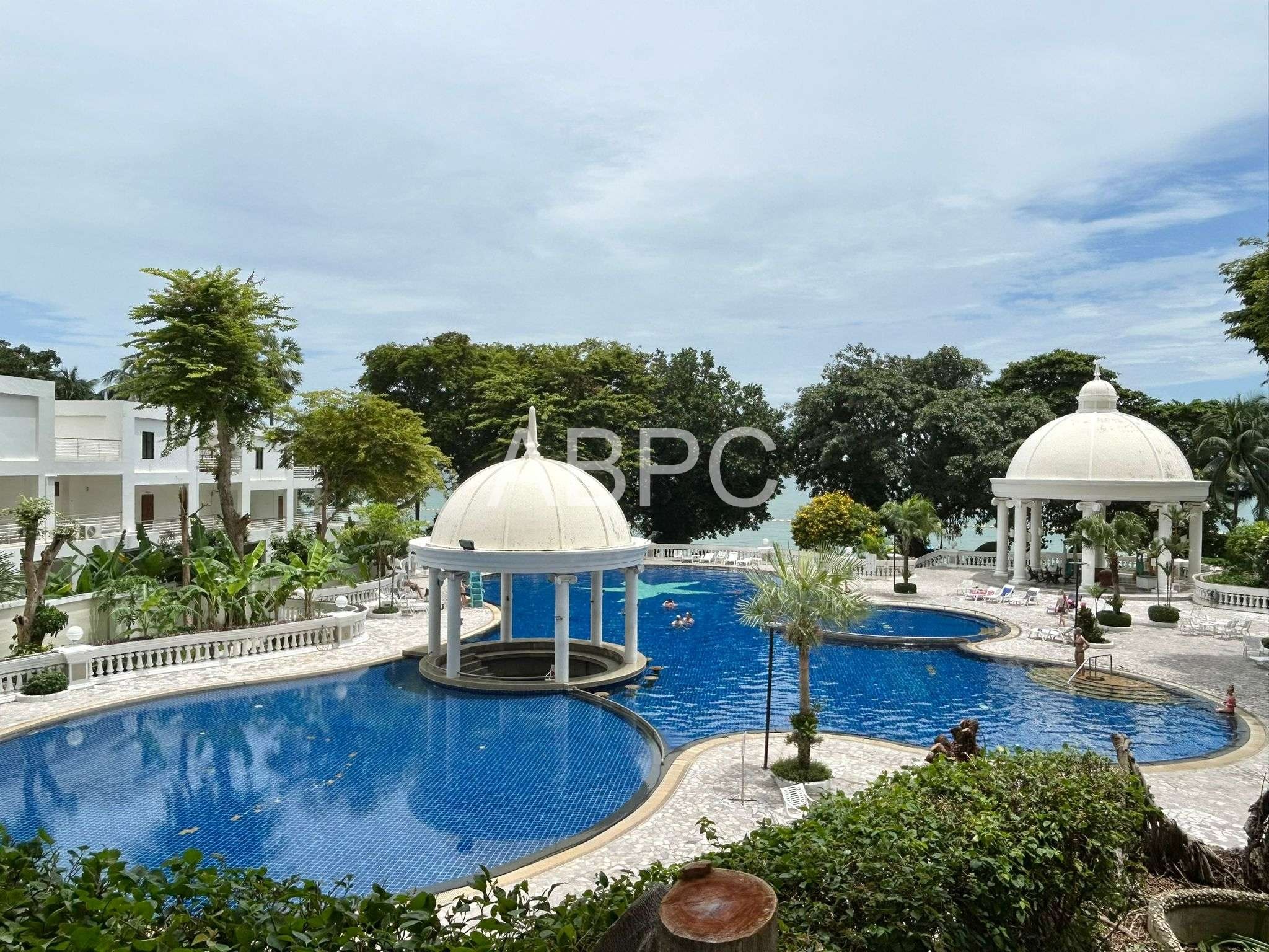 Beachfront condo For sale in Wongamat photo 15