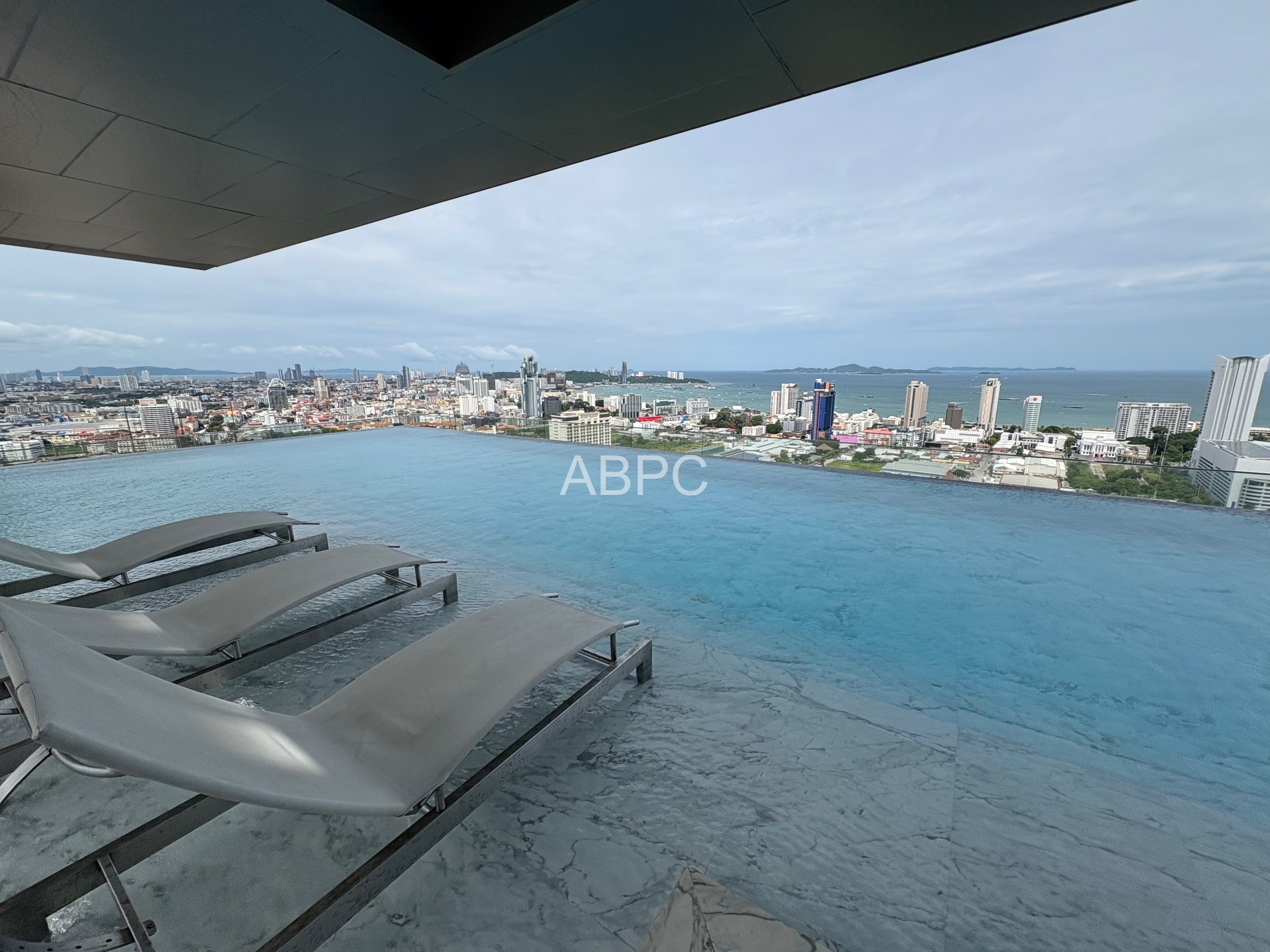 Once Pattaya 2 bed high floor