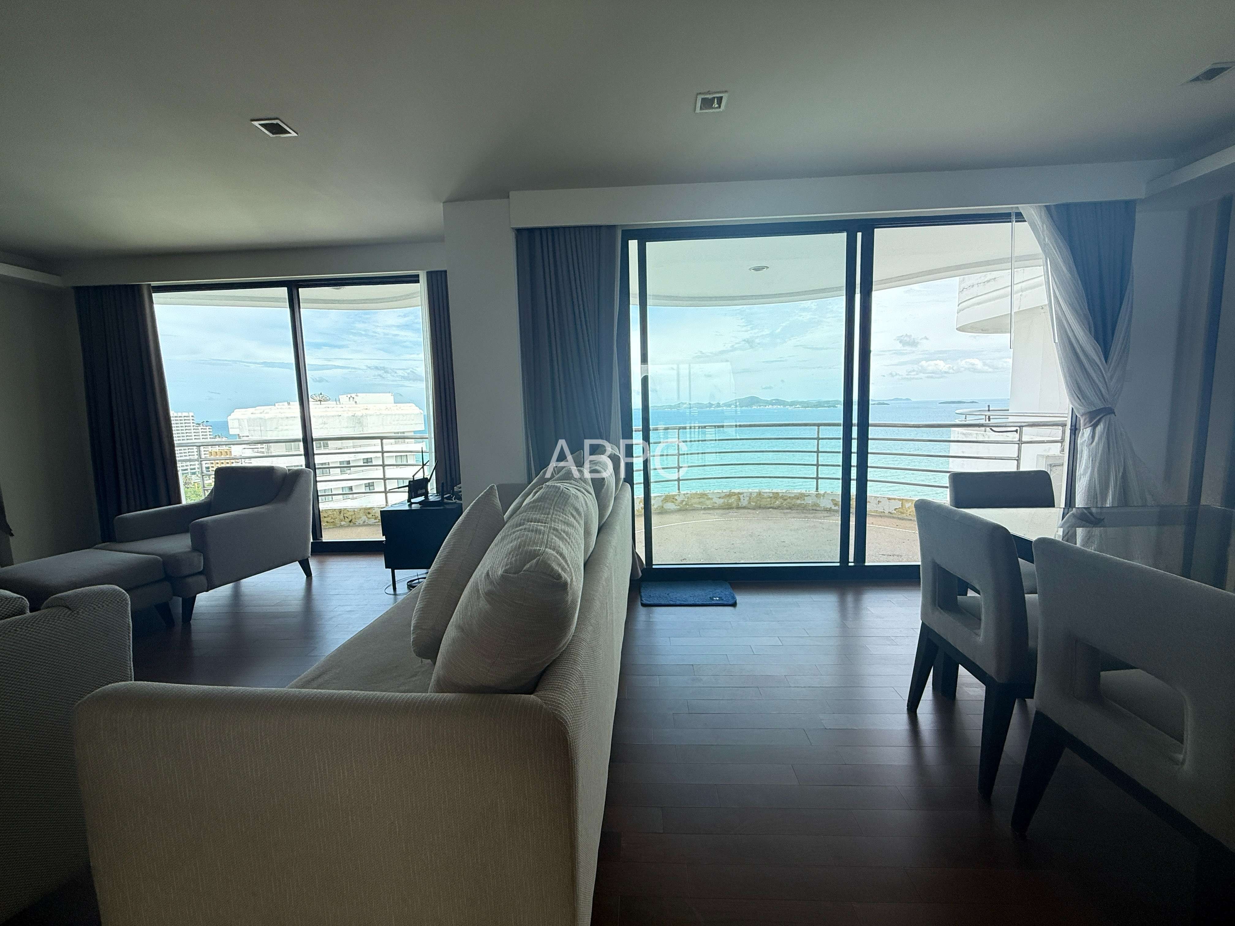 4 Bed 5 Bath Penthouse Condo In Pratumnak photo 5