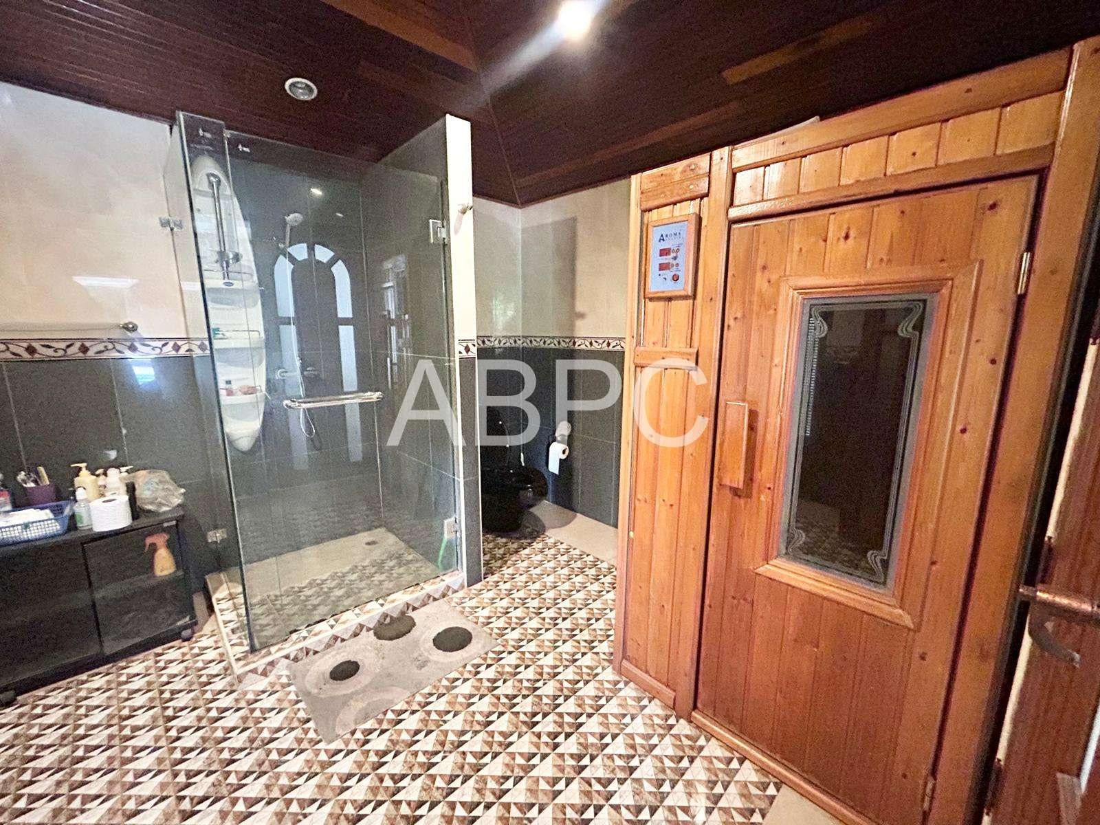 7 Bedroom House For Sale in East Pattaya photo 8