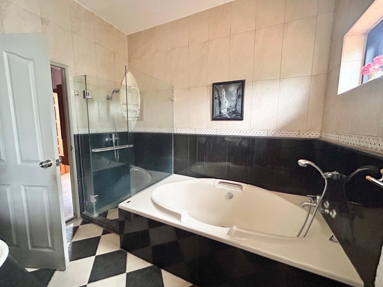 7 Bedroom House For Sale in East Pattaya photo 21