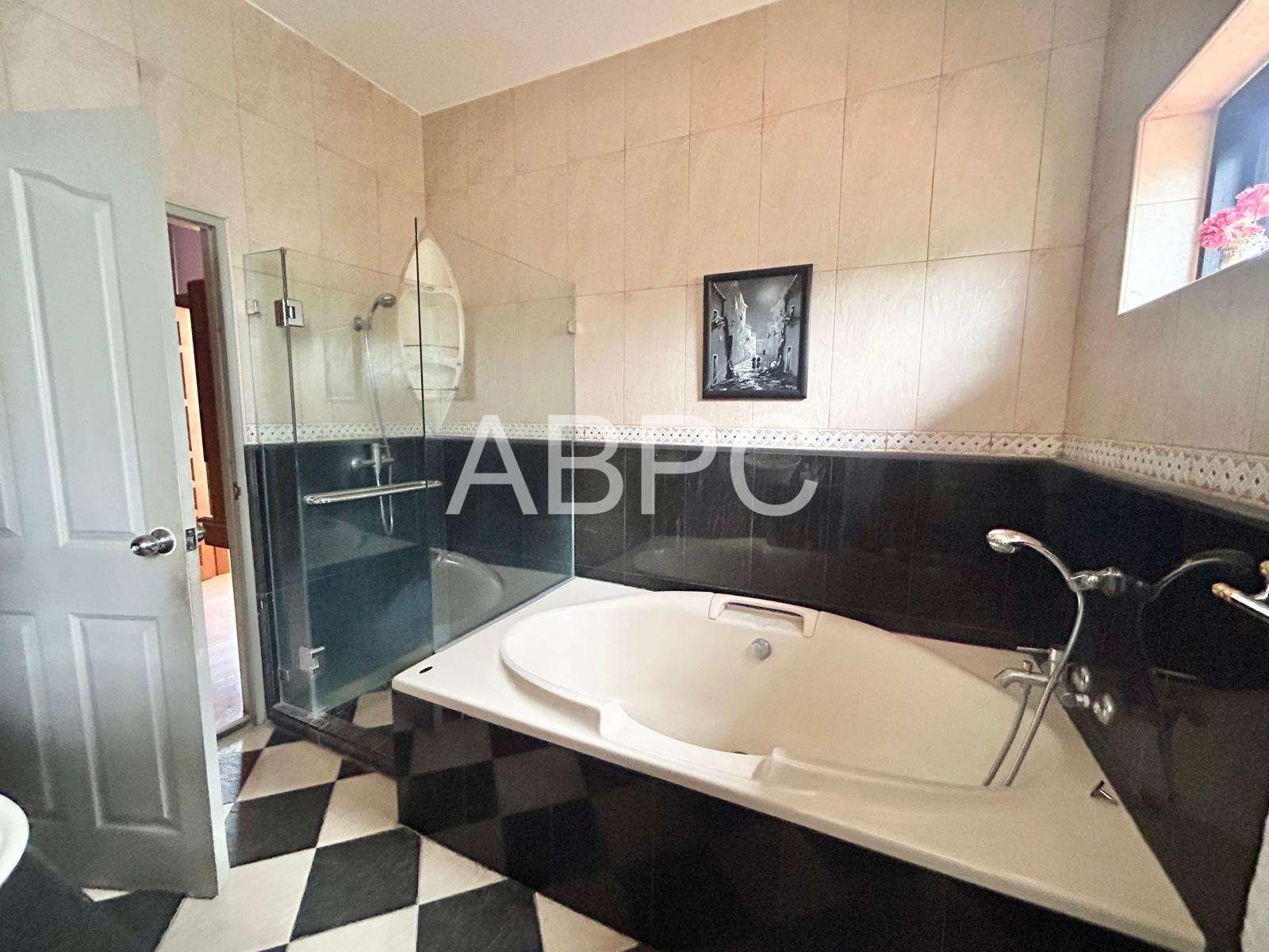 7 Bedroom House For Sale in East Pattaya photo 2