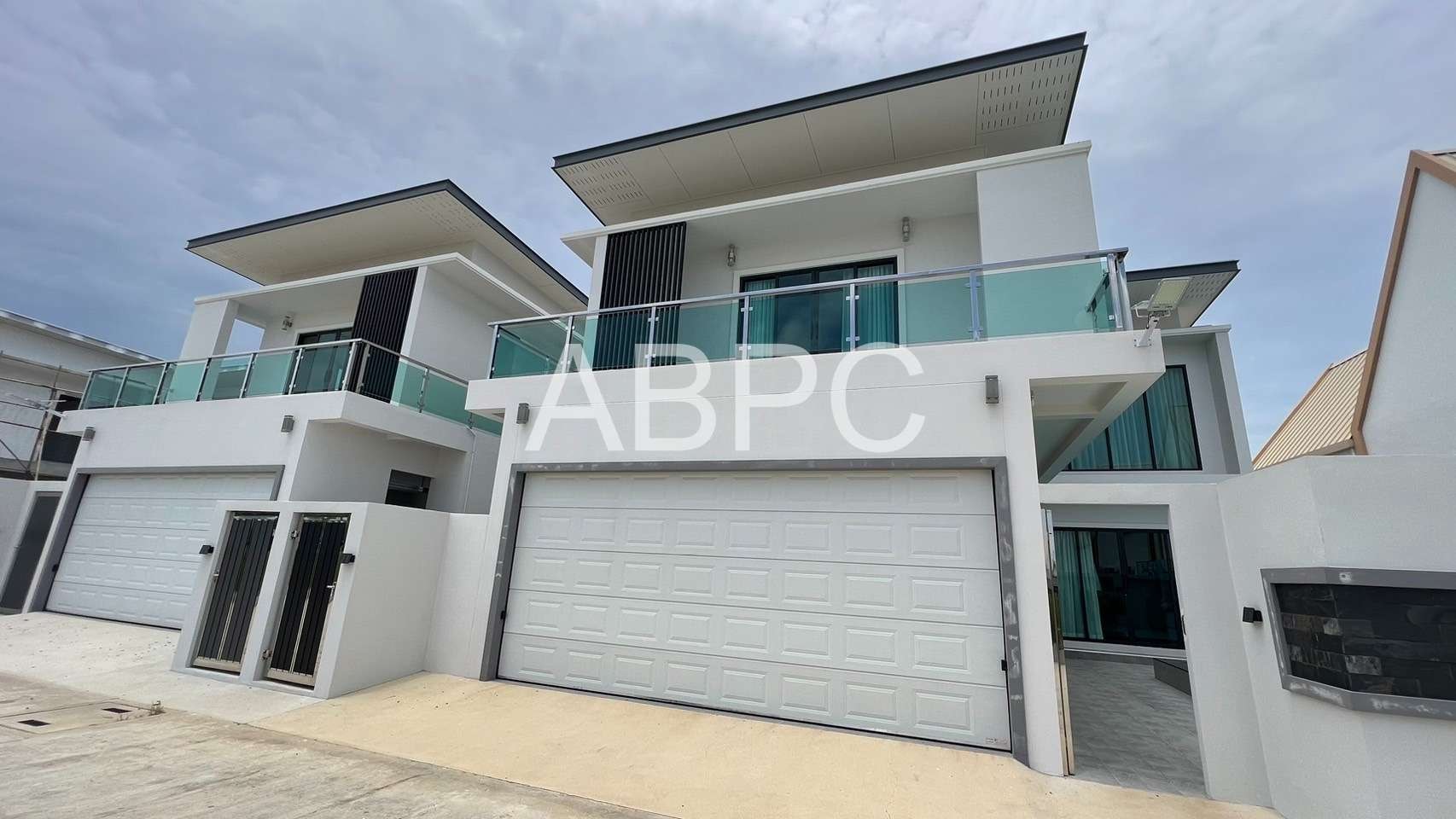 Modern Luxury Pool Villa 4 Bedrooms 4 Bathrooms in East Pattaya photo 2