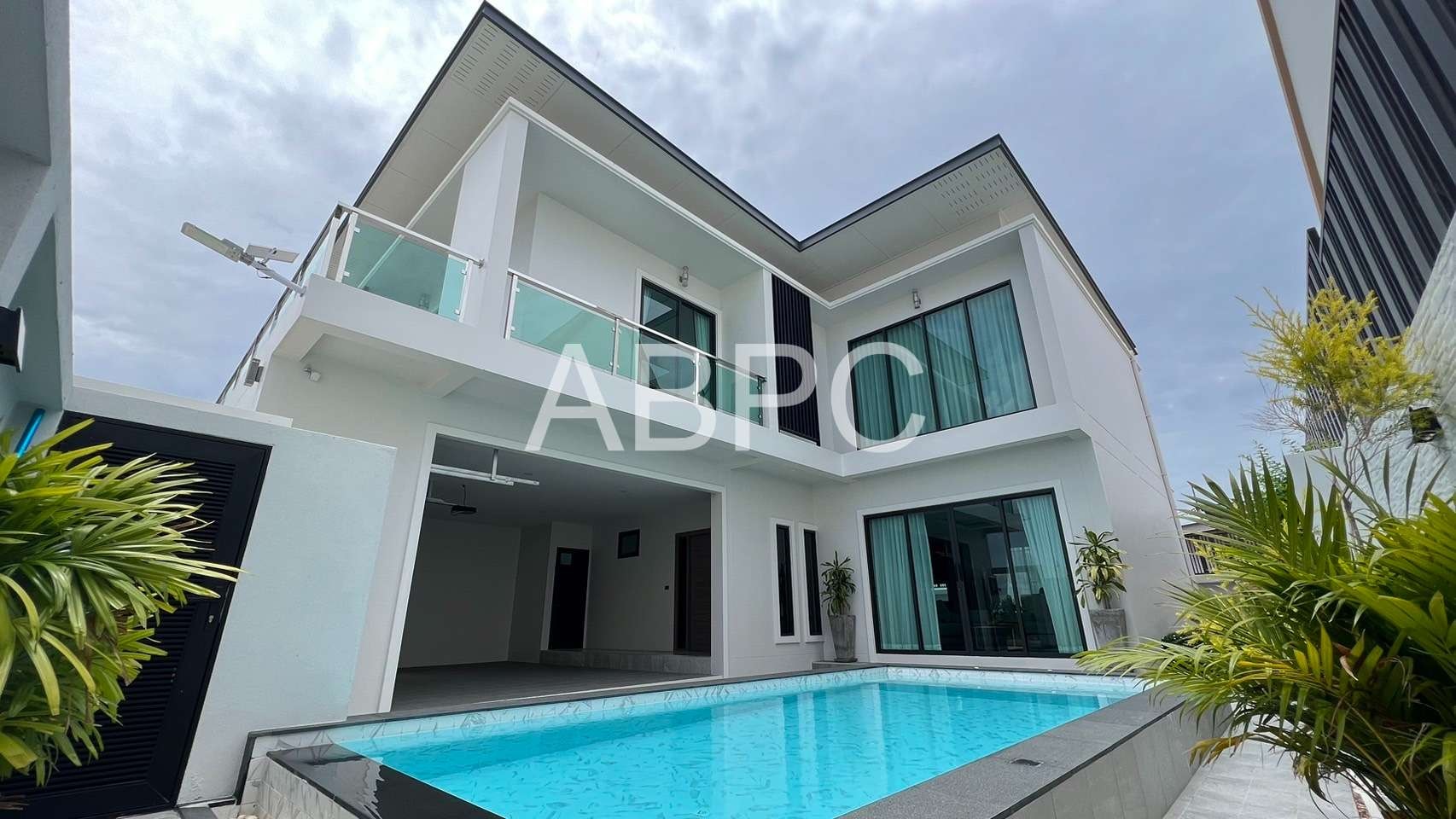 Modern Luxury Pool Villa 4 Bedrooms 4 Bathrooms in East Pattaya photo 3