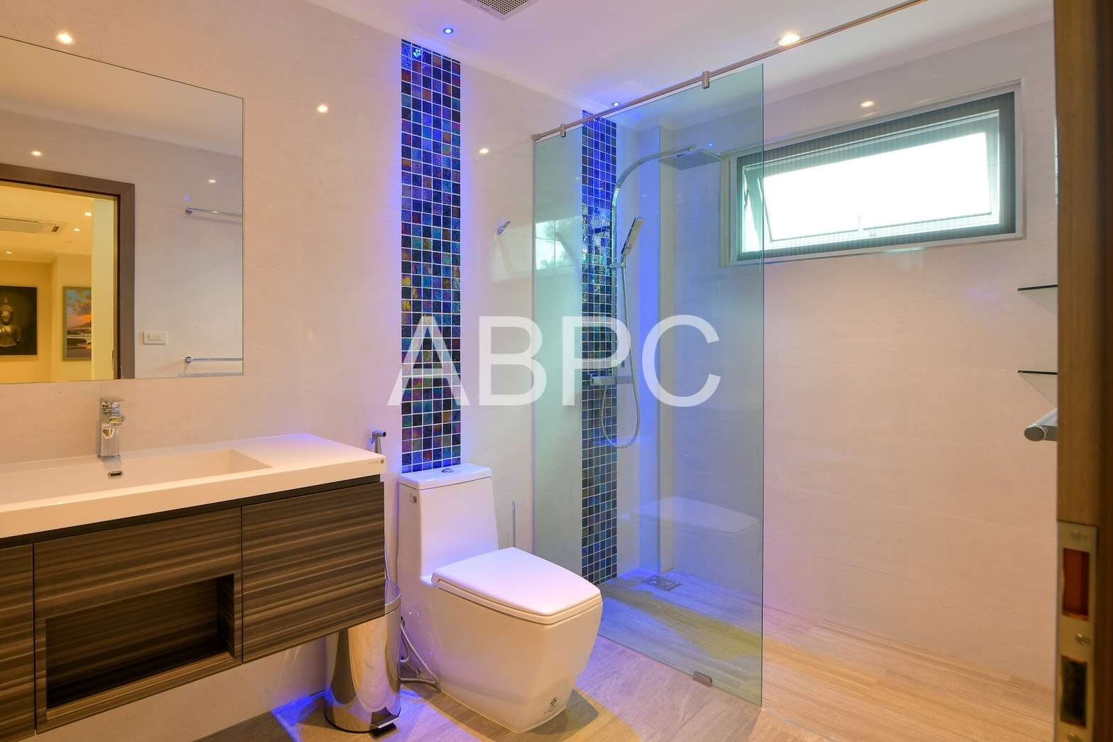 5 Bedroom House For Rent photo 12