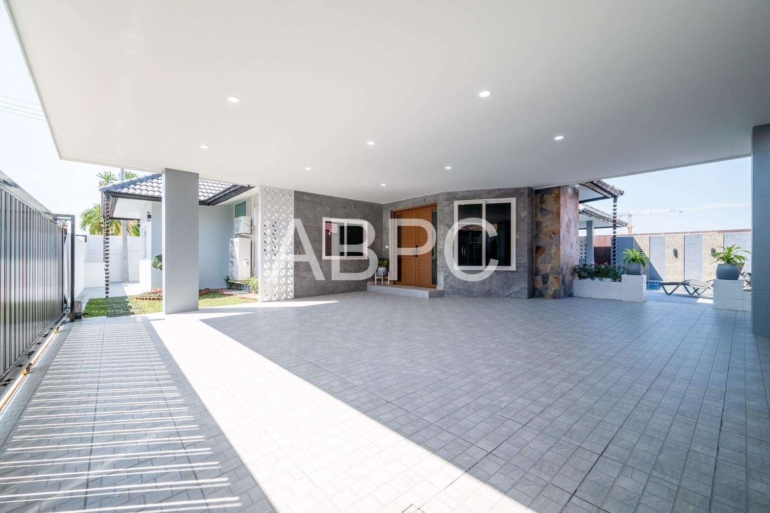 Modern Luxury 4 Bedrooms 4 Bathrooms in East Pattaya photo 3