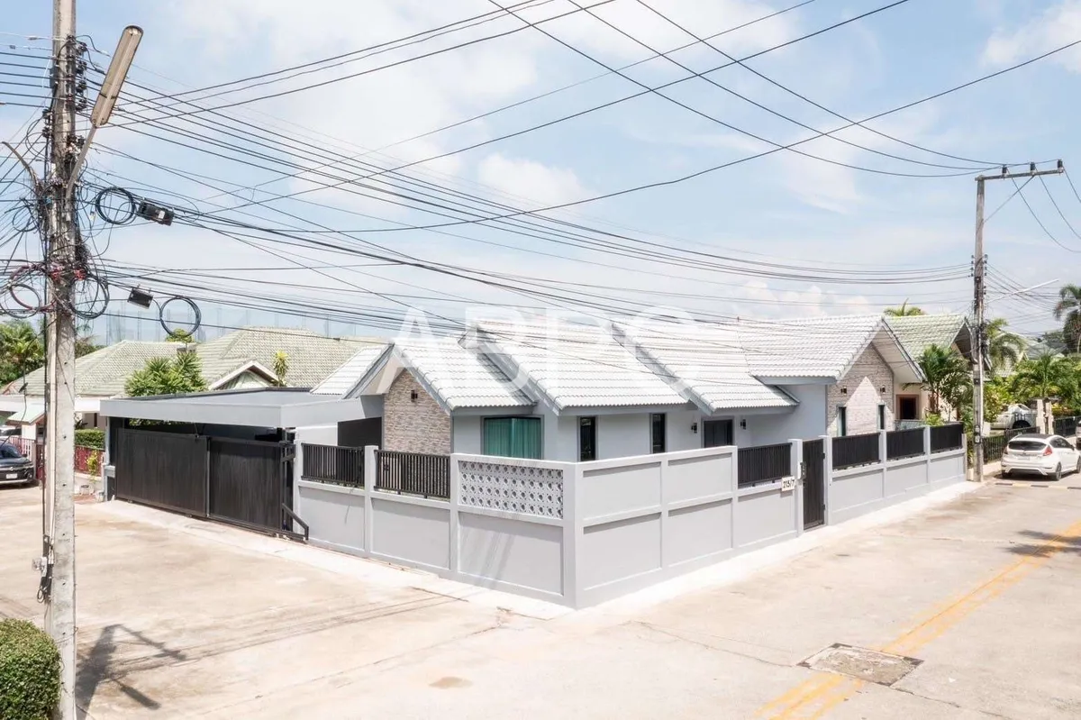 Luxury pool villa 3 Bedrooms 3 Bathrooms in East Pattaya photo 5