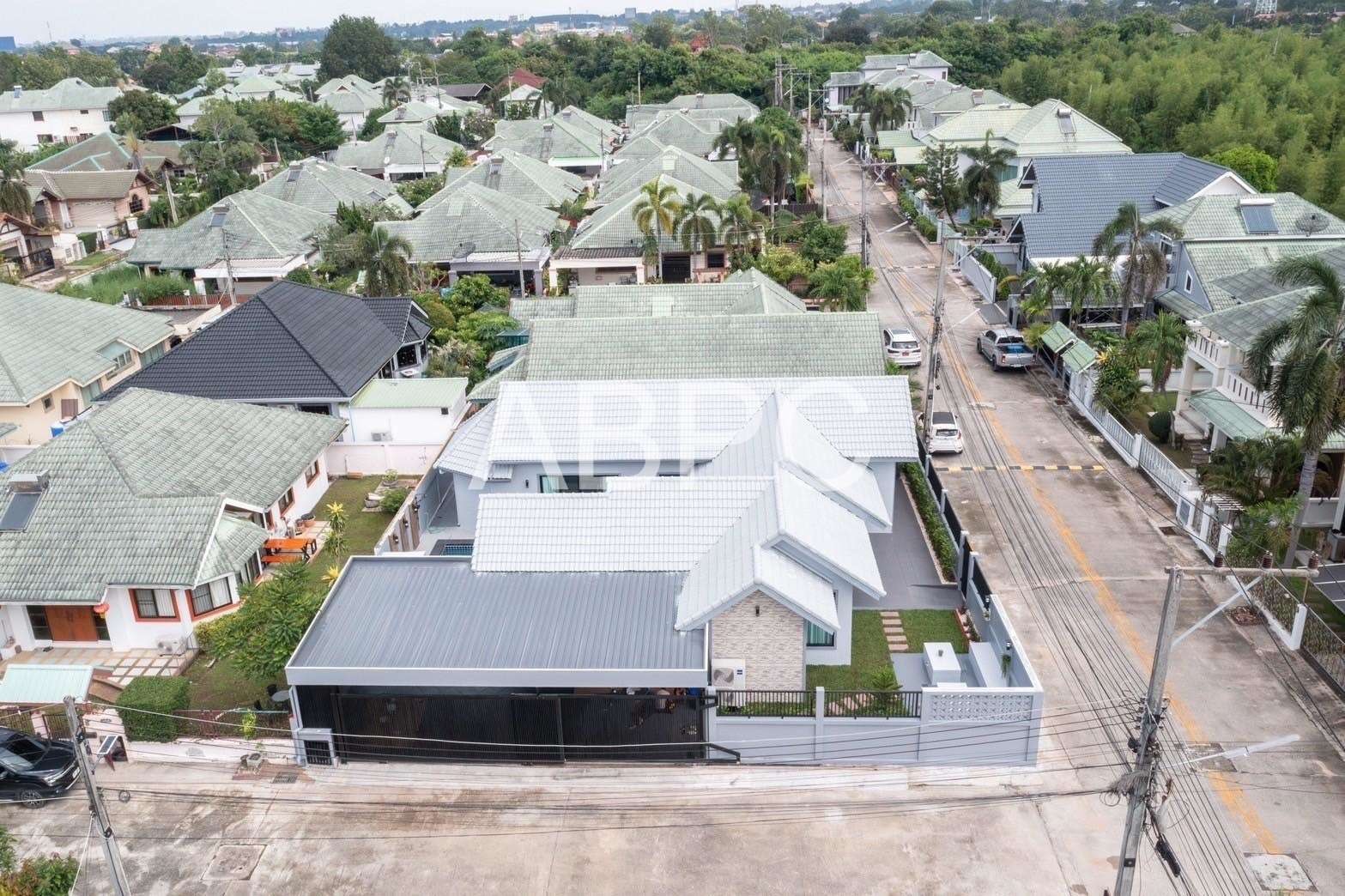Luxury pool villa 3 Bedrooms 3 Bathrooms in East Pattaya photo 3