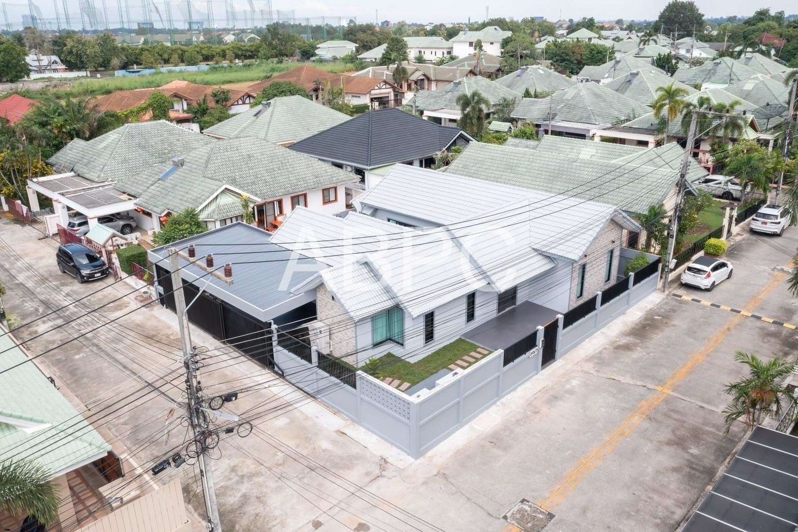 Luxury pool villa 3 Bedrooms 3 Bathrooms in East Pattaya photo 2