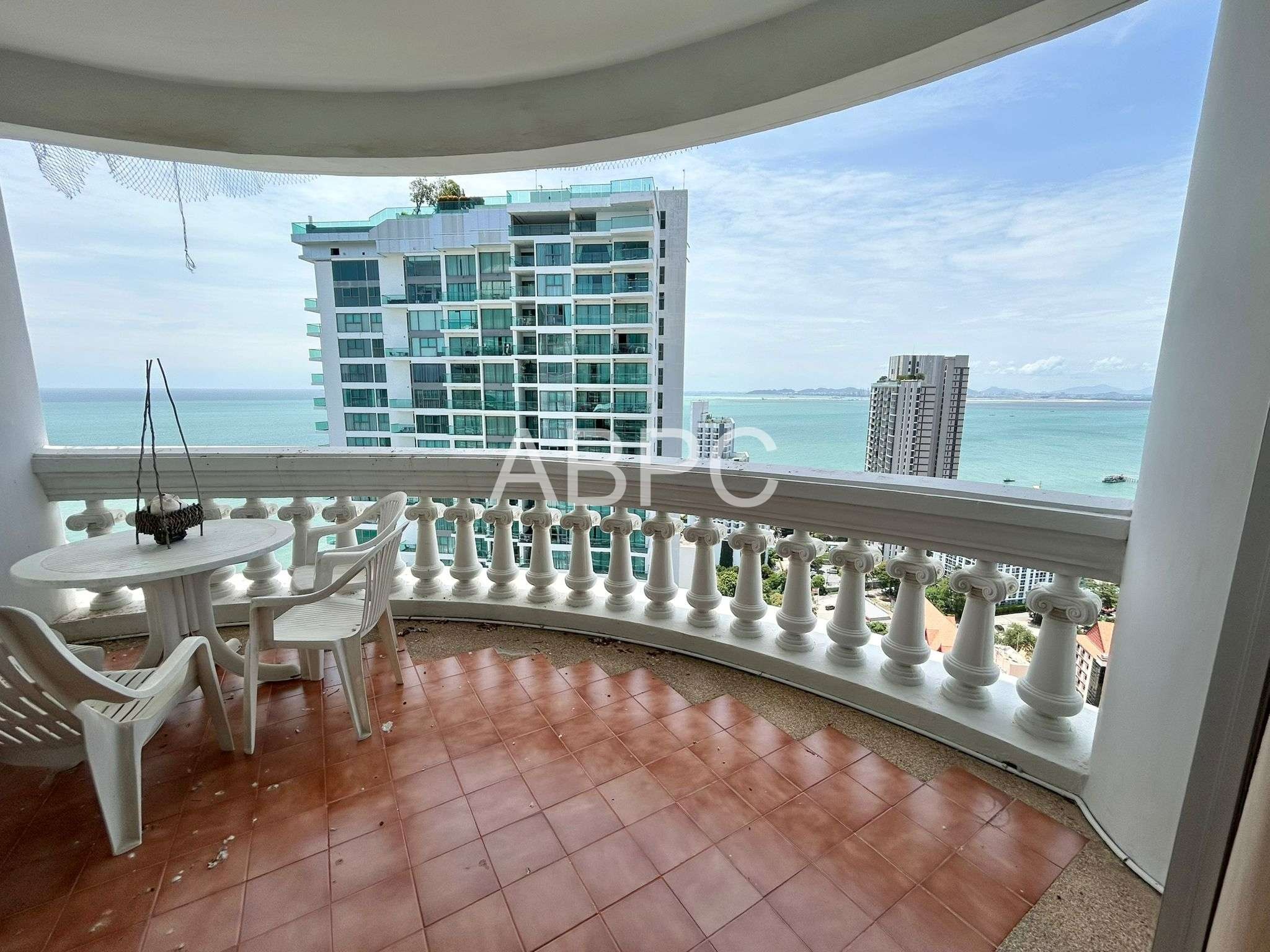 Beachfront Condo For Sale in Wongamat photo 10