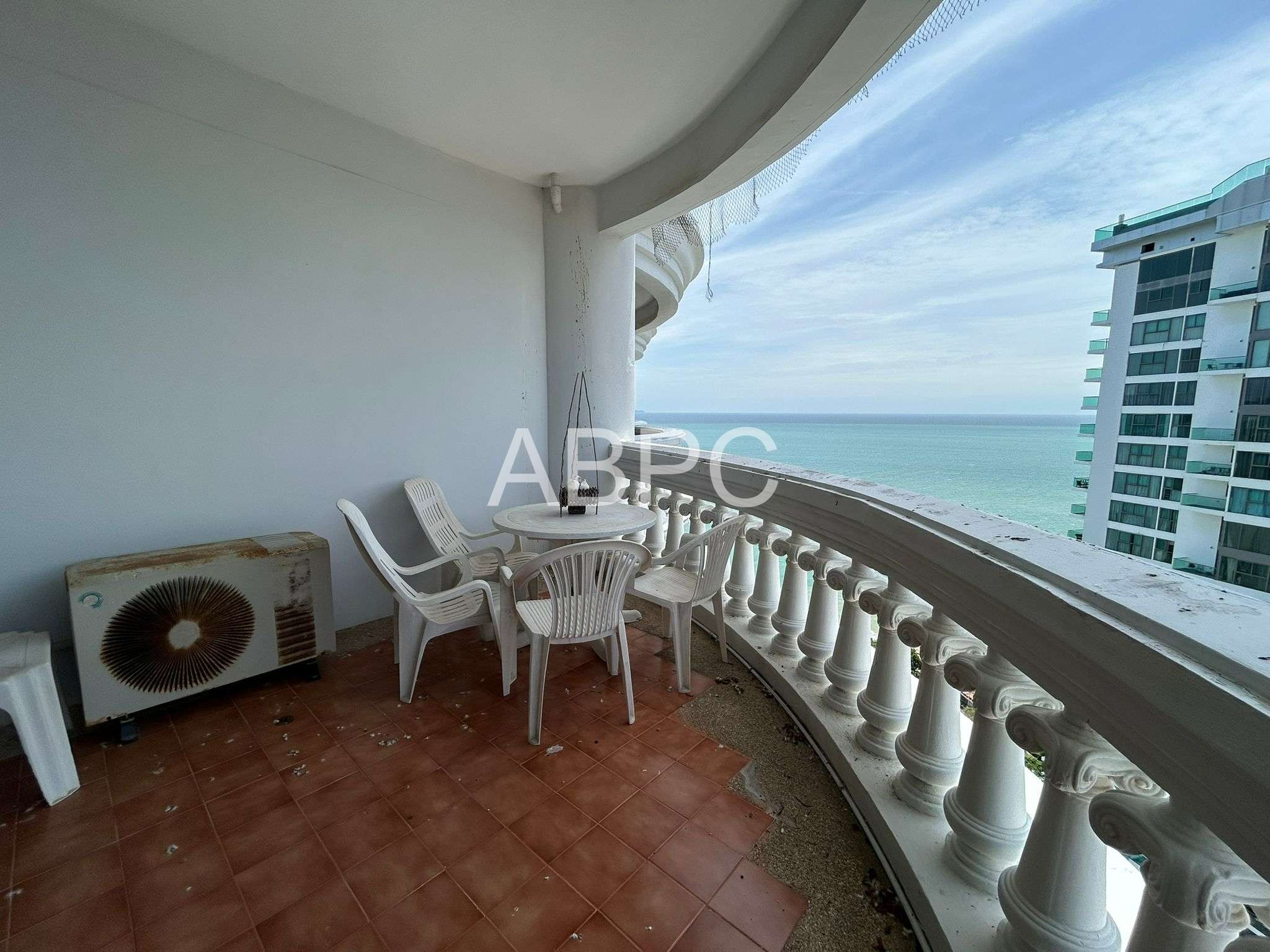 Beachfront Condo For Sale in Wongamat photo 2