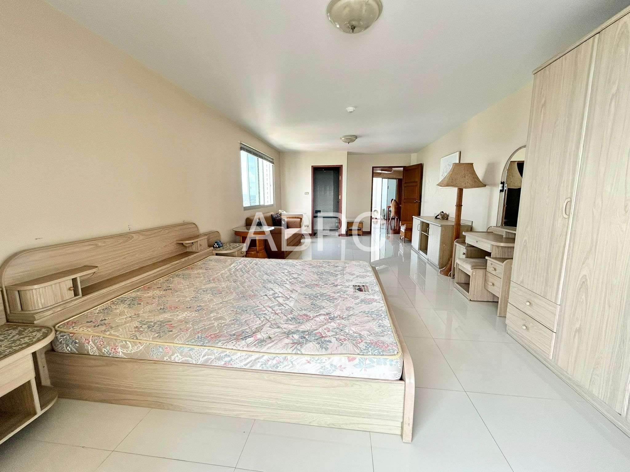 Beachfront Condo For Sale in Wongamat photo 9