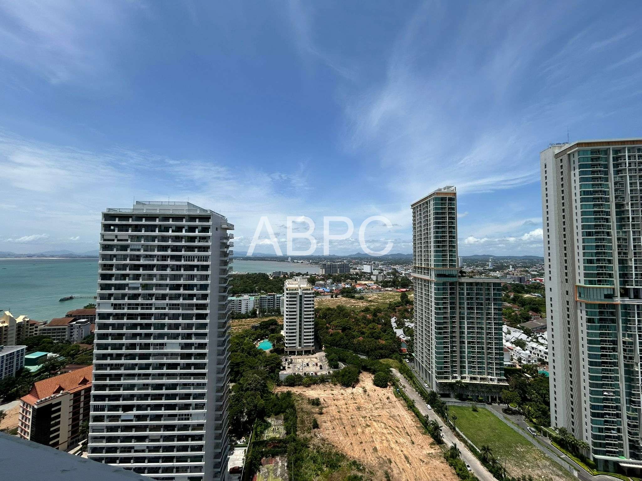 Beachfront Condo For Sale in Wongamat photo 11