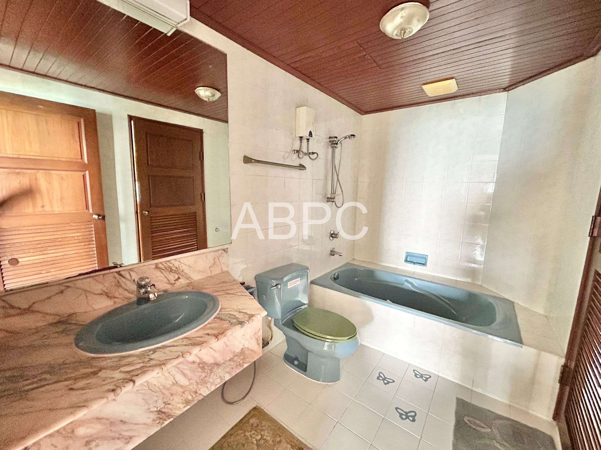 Beachfront Condo For Sale in Wongamat photo 14