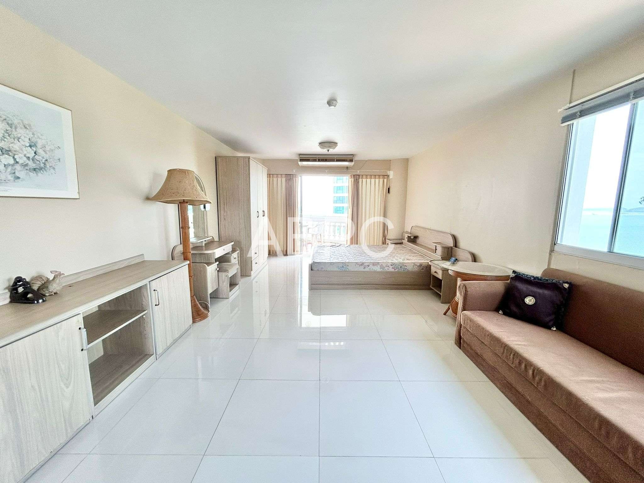Beachfront Condo For Sale in Wongamat photo 8