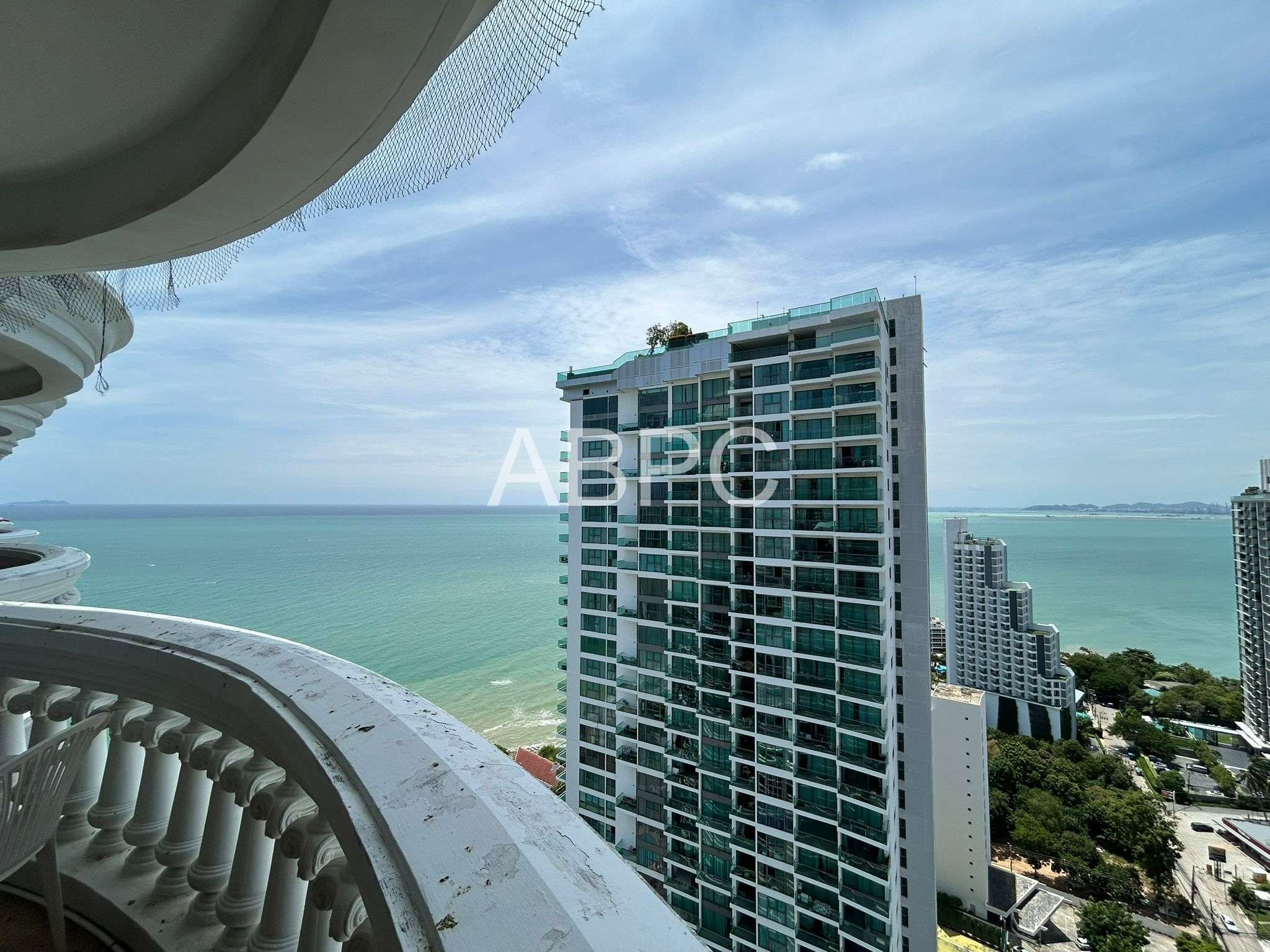 Beachfront Condo For Sale in Wongamat photo 13