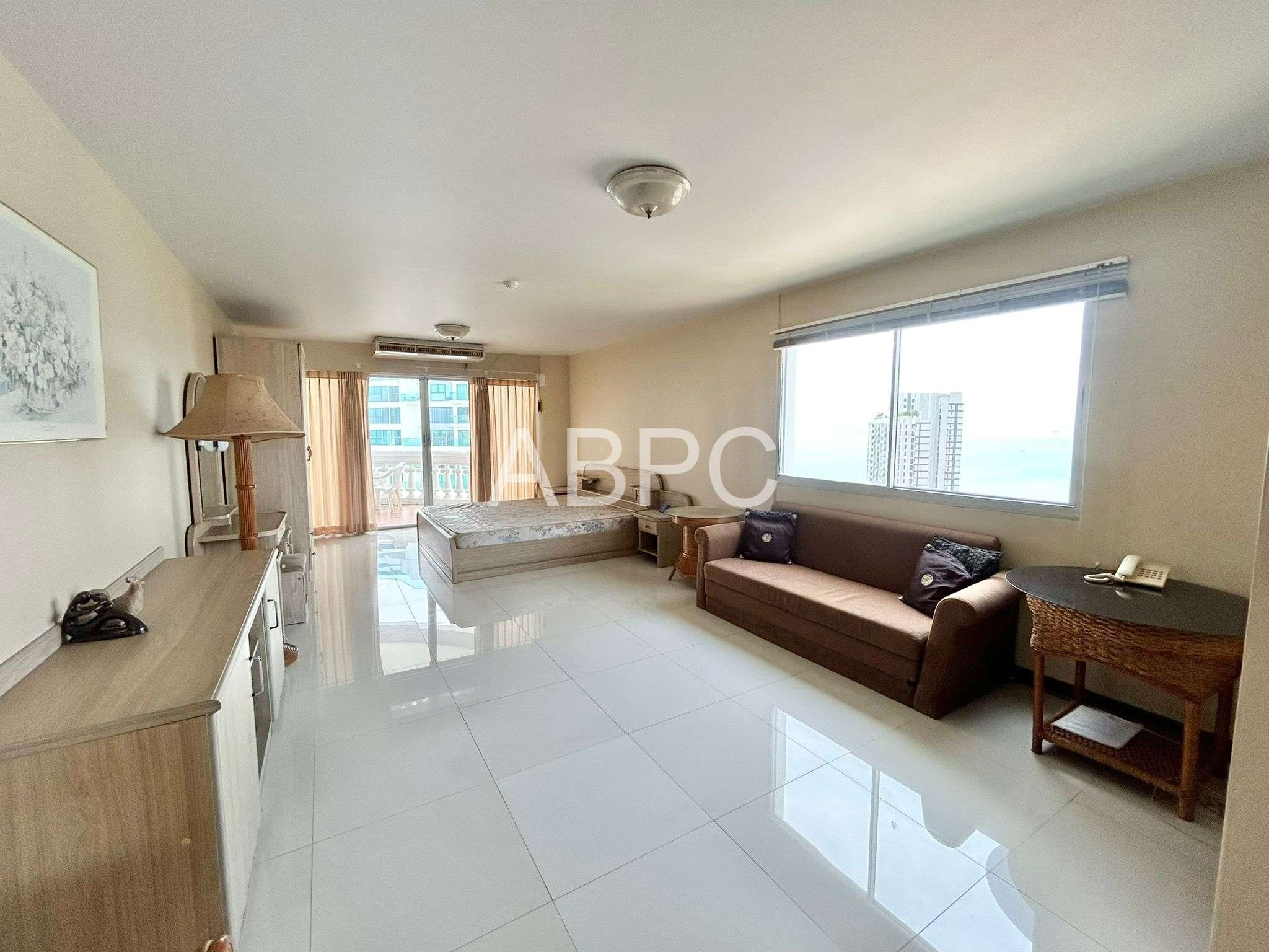 Beachfront Condo For Sale in Wongamat photo 3