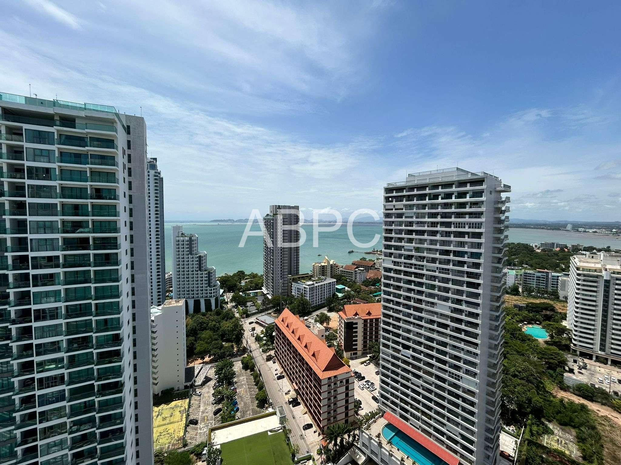 Beachfront Condo For Sale in Wongamat photo 6