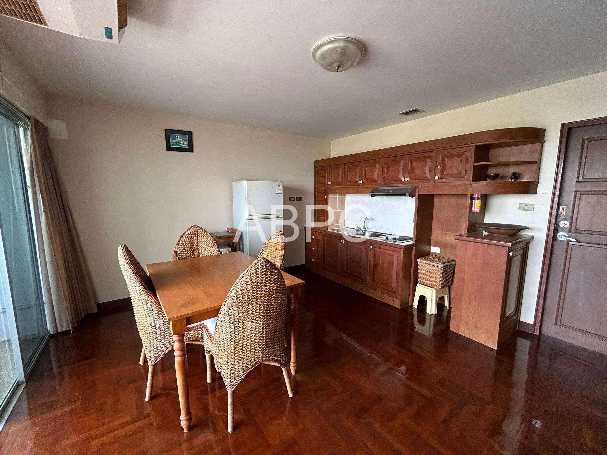 Beachfront Condo For Sale in Wongamat photo 4