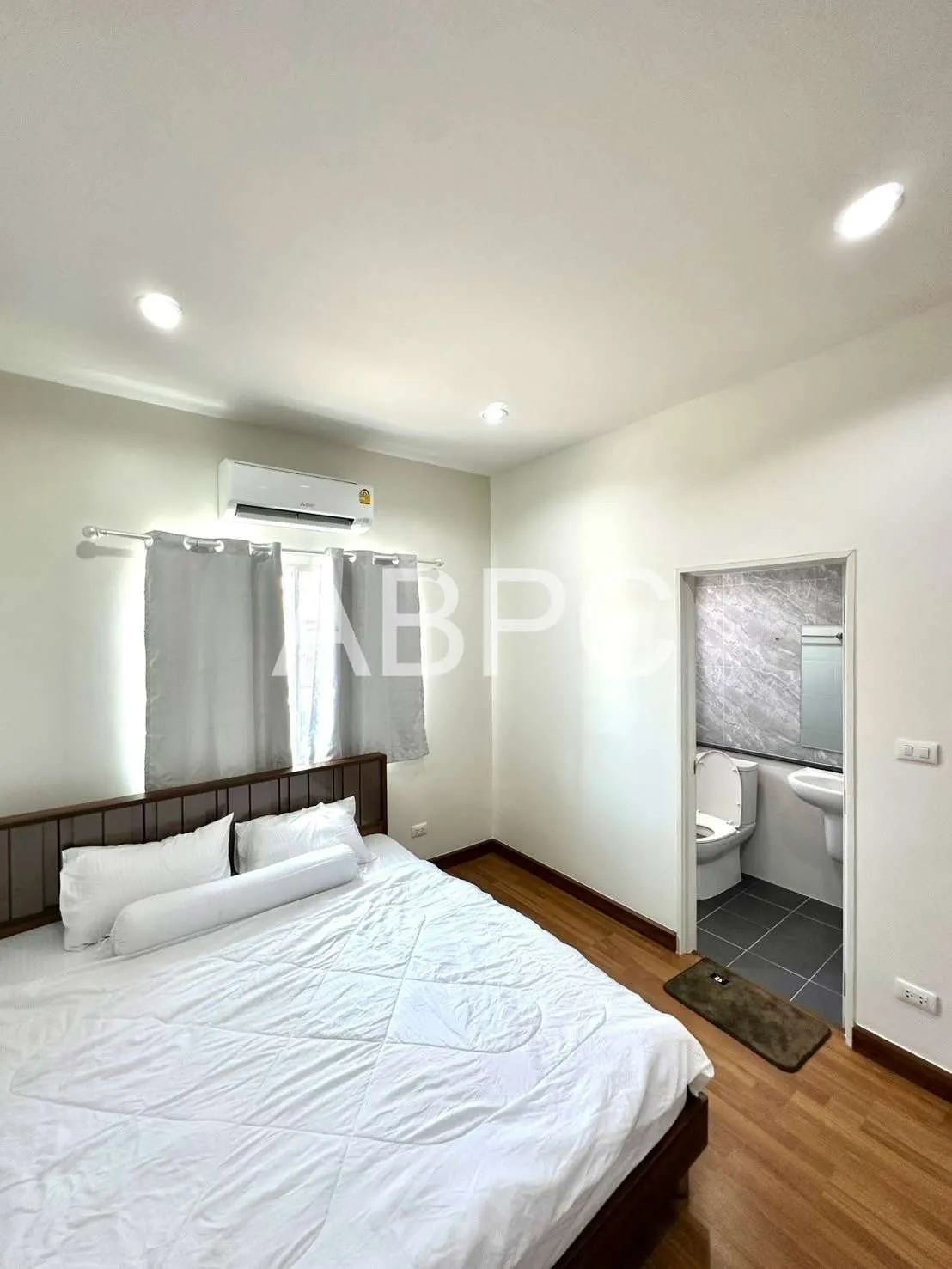 4 Bedroom 3 Bathroom photo 12