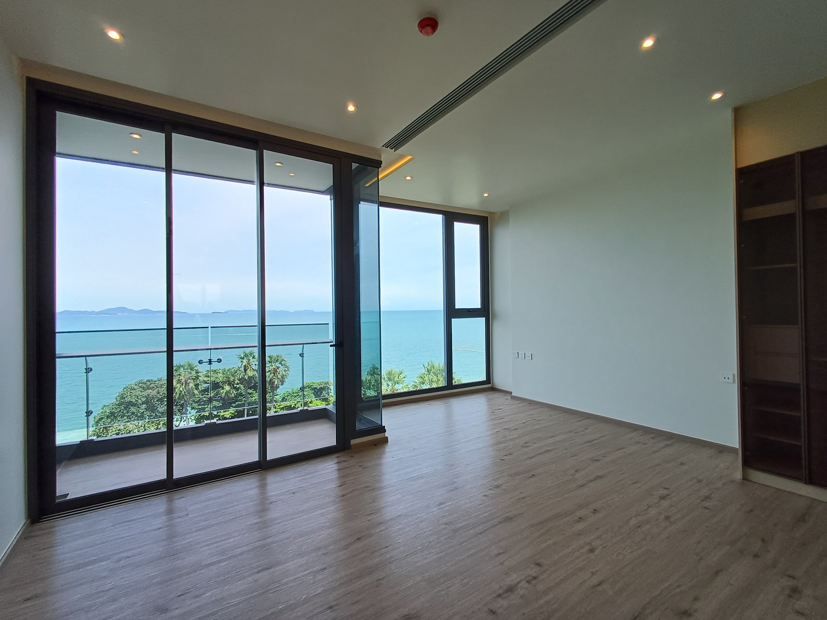 Luxury Beachfront 1 Bedroom 1 Bathroom Arom Wongamat for Sale and Rent photo 20
