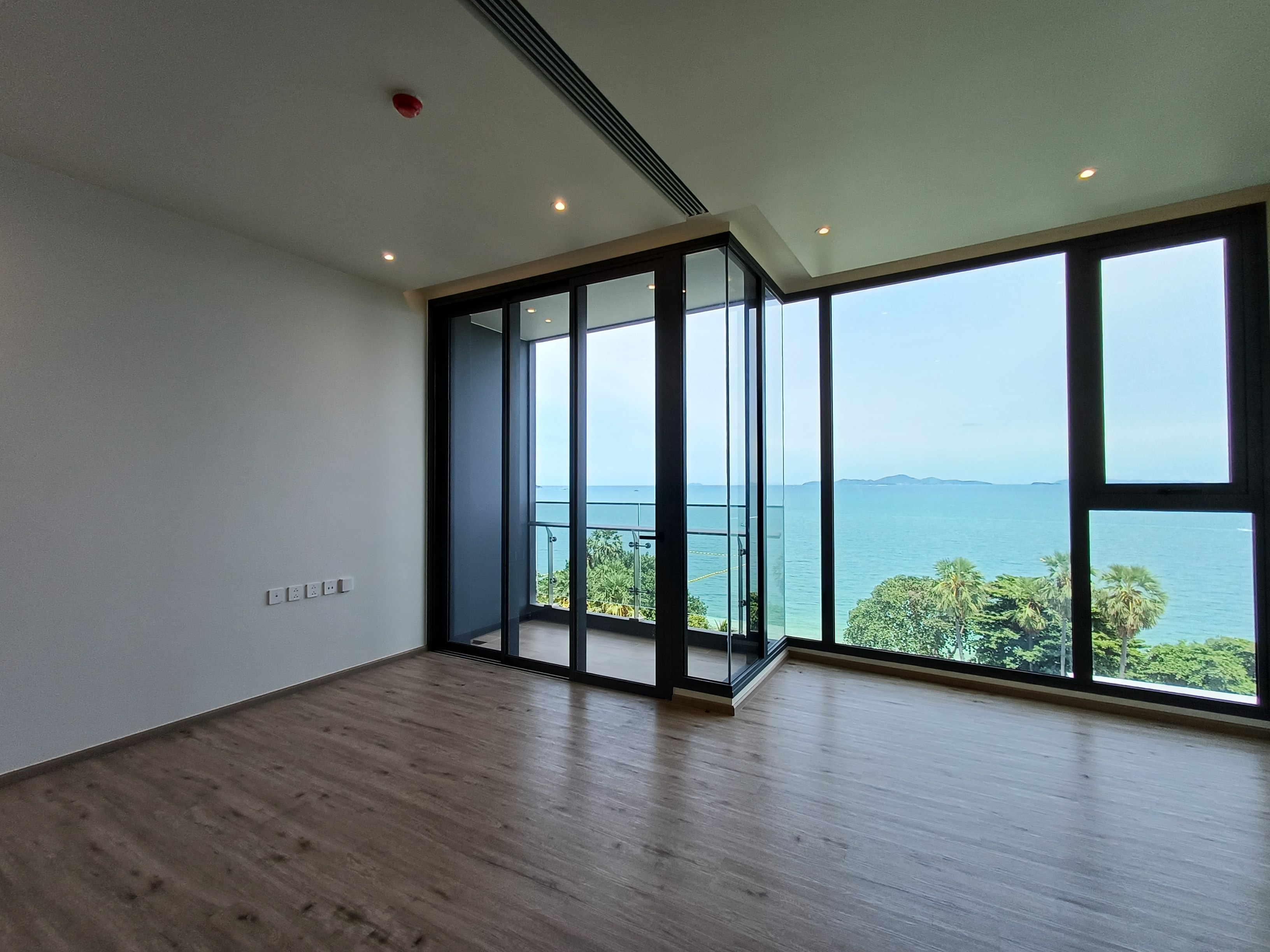 Luxury Beachfront 1 Bedroom 1 Bathroom Arom Wongamat for Sale and Rent photo 23
