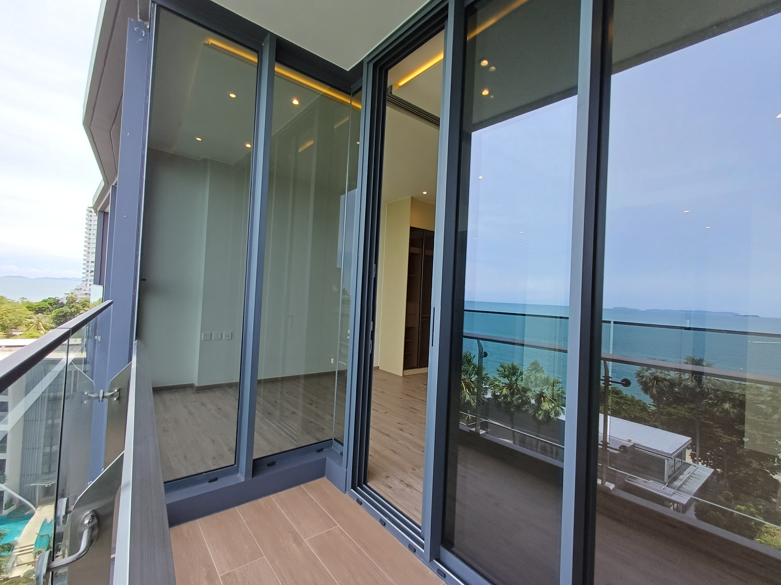 Luxury Beachfront 1 Bedroom 1 Bathroom Arom Wongamat for Sale and Rent photo 24