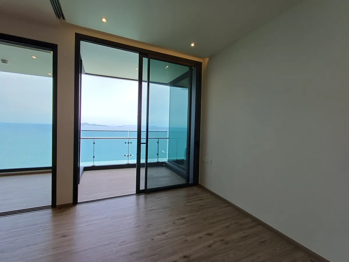 Stunning Beachfront Sea View 1 Bedroom 1 Bathroom with Jacuzzi for Sale in Arom Wongamat photo 14
