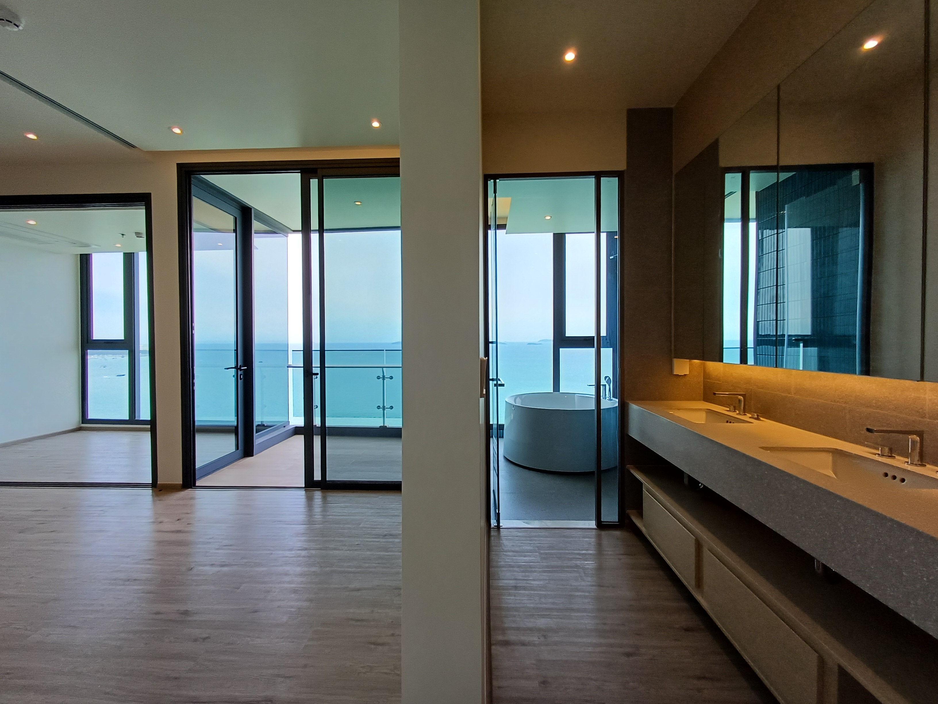 Stunning Beachfront Sea View 1 Bedroom 1 Bathroom with Jacuzzi for Sale in Arom Wongamat photo 16
